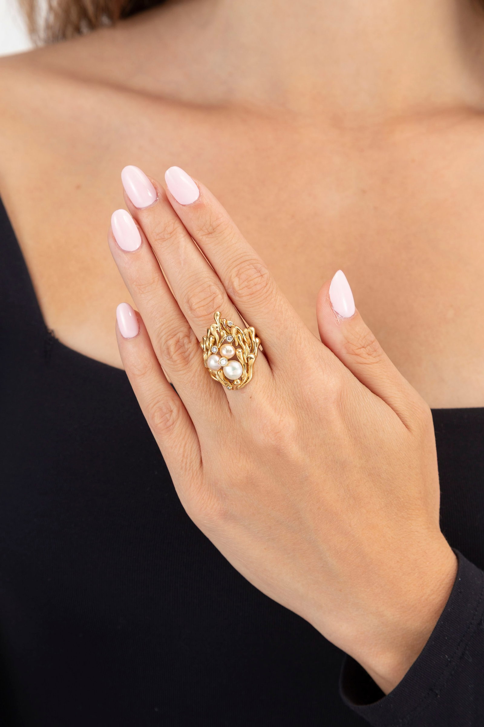 Gilbert Albert, bague or 750 à décor végétal stylisé enserrant des perles d - 4