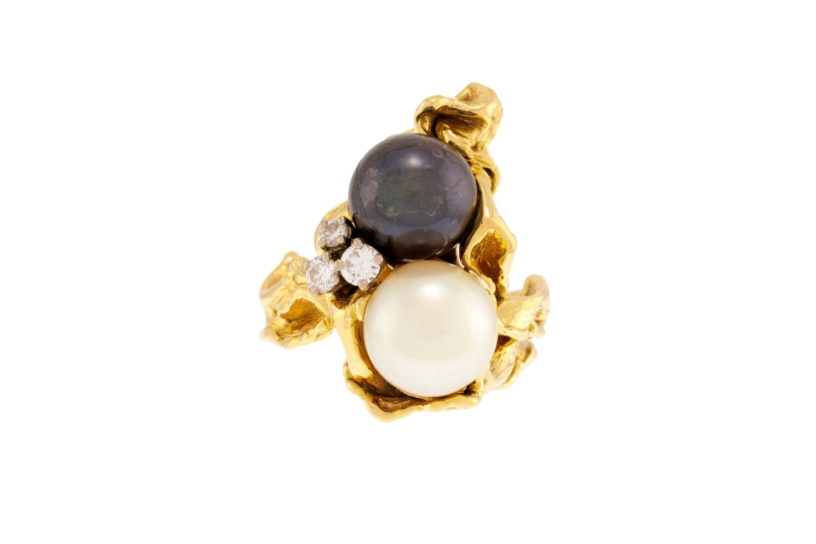 Gilbert Albert, bague or 750 froissé ornée de deux perles de culture, l'une grise et l'aut: Gilbert Albert, bague or 750 froissé ornée de deux perles de culture, l'une grise et l'autre blanche rehaussées de 3 diamants taille brillant, signée, doigt 47-7, 11g Condition Mon