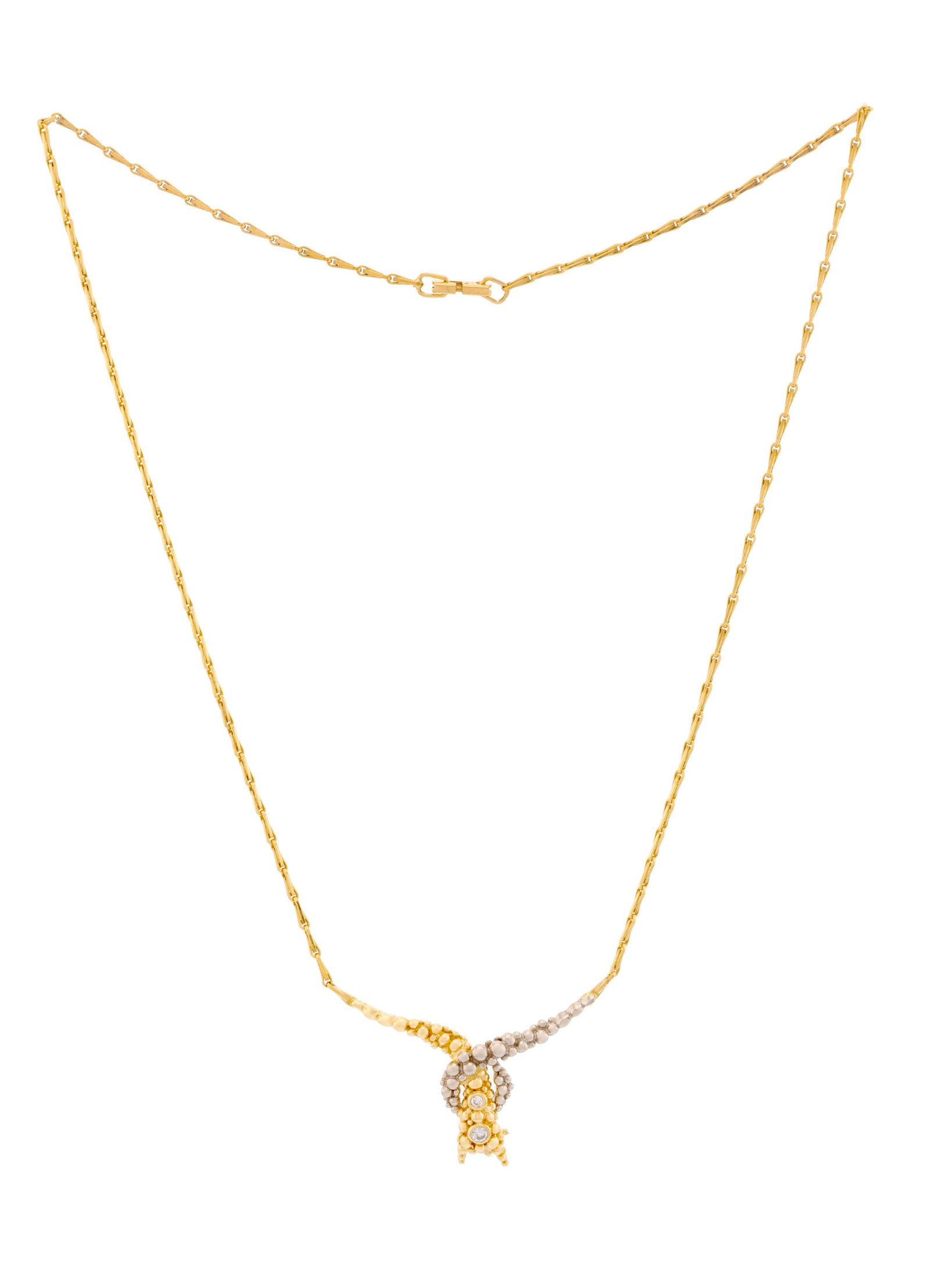 Gilbert Albert, centre de collier 2 ors 750 perlé serti de diamants taille brillant, soudé: Gilbert Albert, centre de collier 2 ors 750 perlé serti de diamants taille brillant, soudé à une chaîne en or 750 non signée, long. 39.5 cm, 7g Condition Bon état de cons