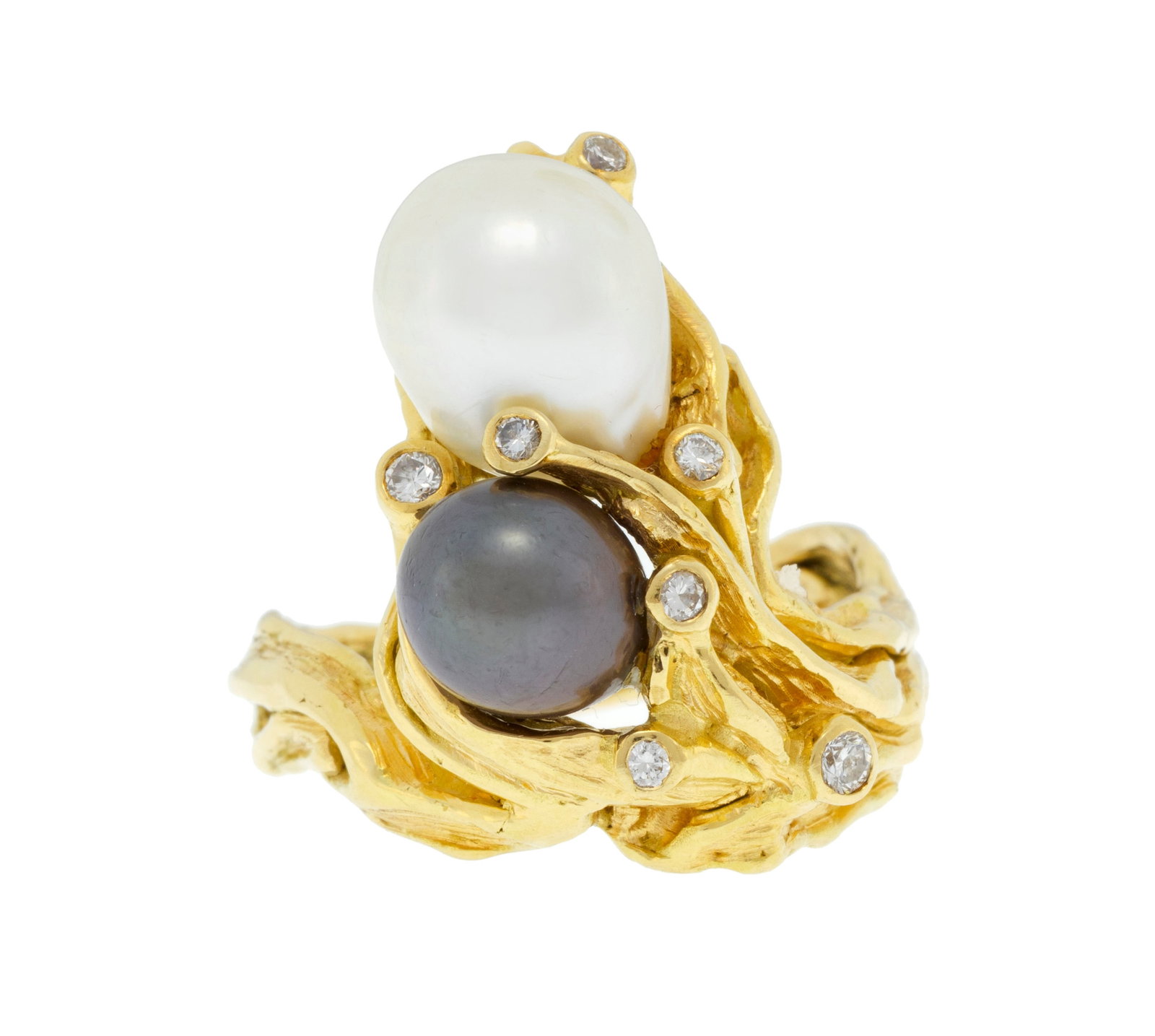 Gilbert Albert, bague or froissé 750 enserrant des perles de culture baroques, l'une grise et l: Gilbert Albert, bague or froissé 750 enserrant des perles de culture baroques, l'une grise et l'autre blanche rehaussées de diamants taille brillant, signée, numérotée 7257, d