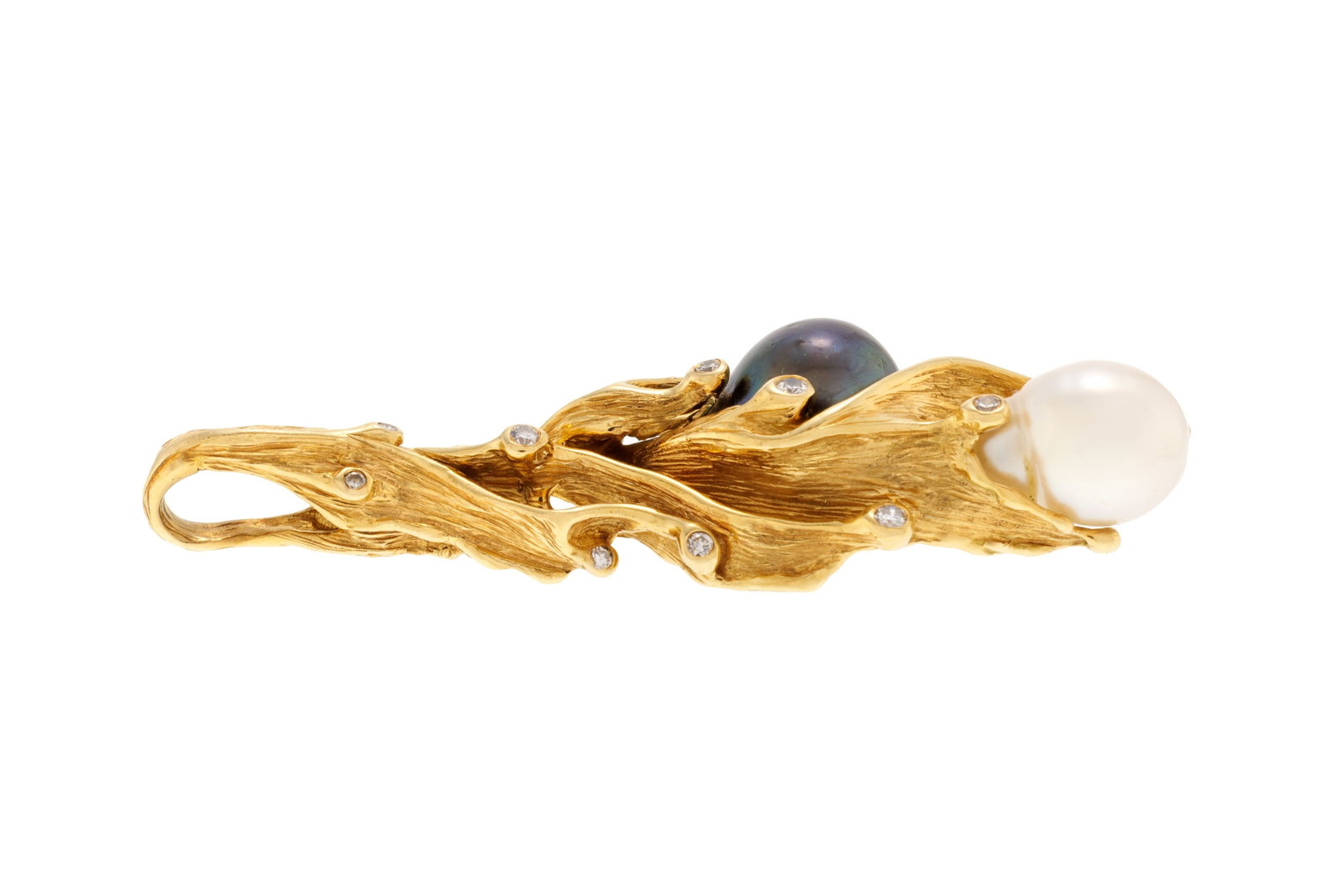 Gilbert Albert, broche-pendentif or 750 froissé enserrant des perles de culture baroques, l'une - 2