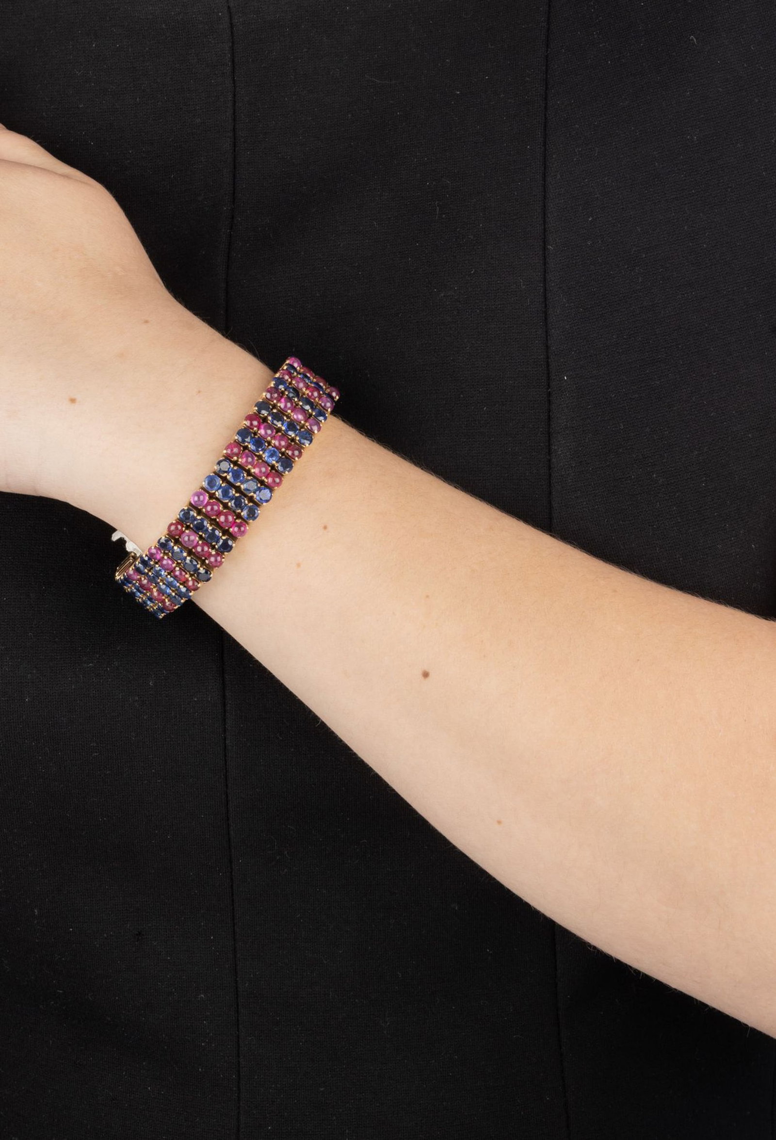 Bracelet or 585 articulé de lignes de saphirs taille rond ainsi que de cabochons de rubis, d'&# - 4