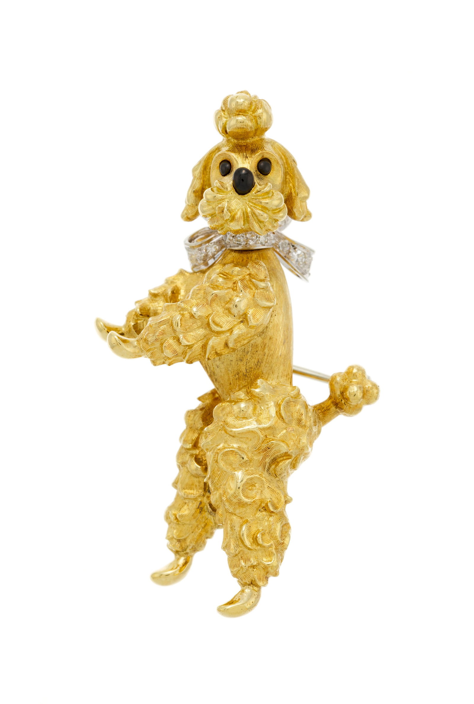 Broche caniche 2 ors 750 à motif texturé stylisant le pelage, le collier serti de diamants: Broche caniche 2 ors 750 à motif texturé stylisant le pelage, le collier serti de diamants taille 8/8, les yeux et la truffe d'onyx, h. 5.2 cm, 21g Condition Bon état de conservation g&