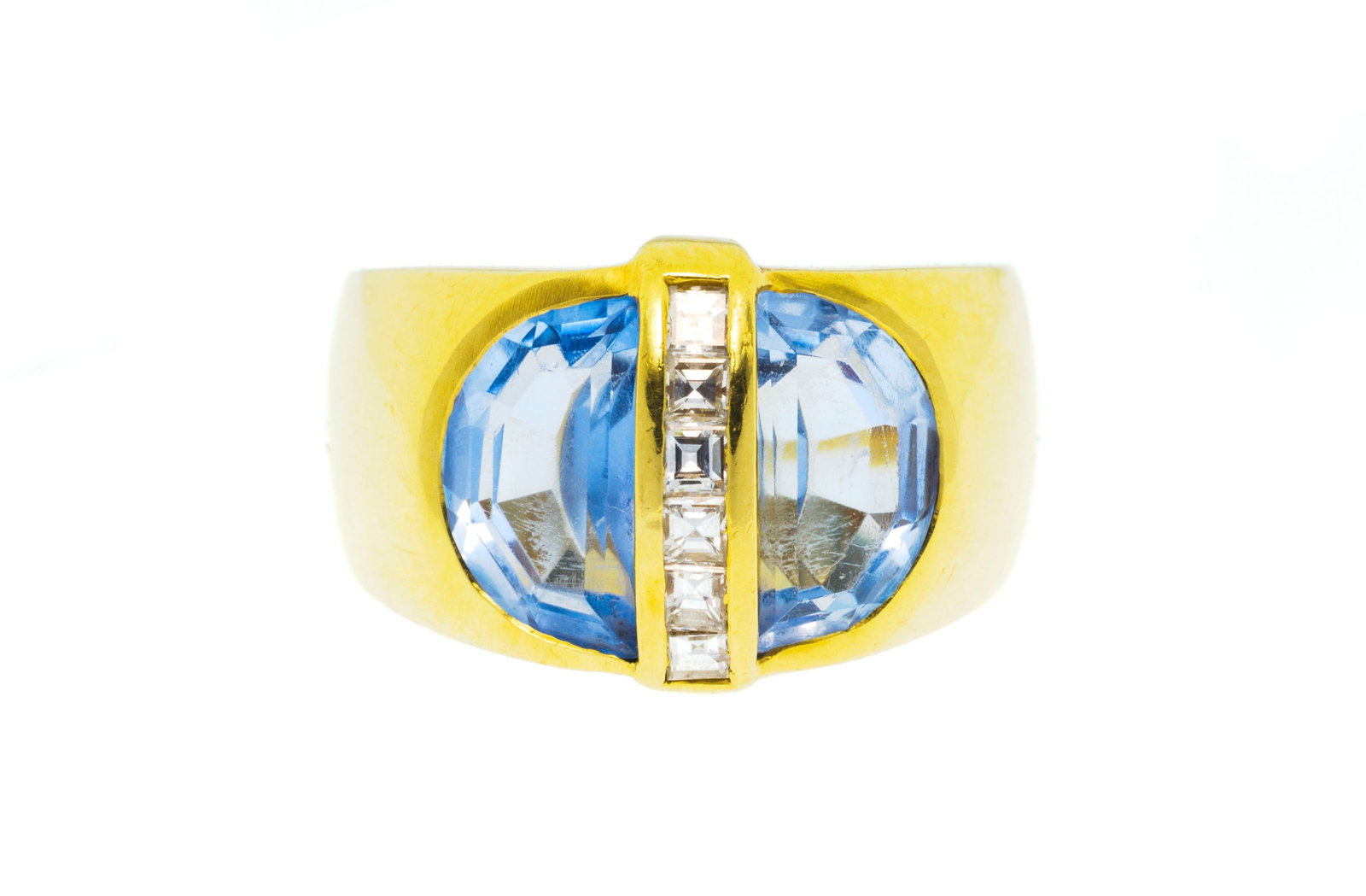 Bague or 750 sertie de deux quartz synthétiques taillés en demi-lunes séparés pa: Bague or 750 sertie de deux quartz synthétiques taillés en demi-lunes séparés par une ligne de diamants taille carrée, doigt 51-11, 9g Condition Monture: Bon état de
