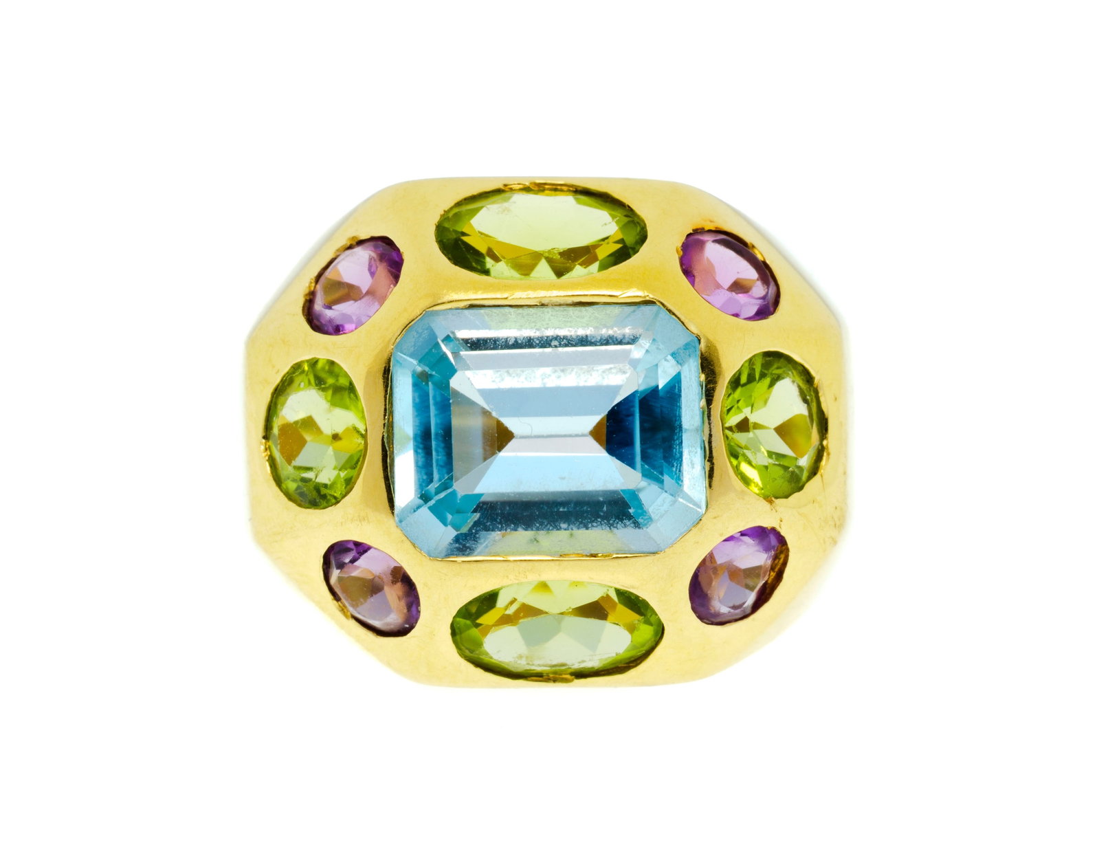 Bague or 750 sertie d'une topaze octogonale entourée de péridots et d'améthystes, doi: Bague or 750 sertie d'une topaze octogonale entourée de péridots et d'améthystes, doigt 50-10, 11g Condition Monture: Bon état de conservation général. Présence de