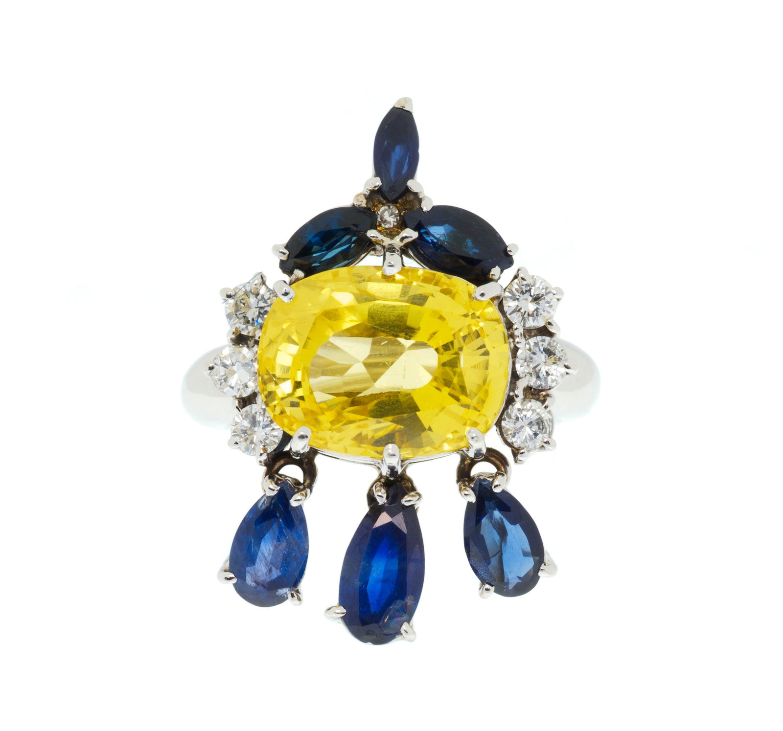 Bague or gris 750 sertie d'un saphir jaune taille coussin entouré de diamants et de saphirs de : Bague or gris 750 sertie d'un saphir jaune taille coussin entouré de diamants et de saphirs de différentes tailles dont certains mobiles, doigt 51-11, 8g Condition Monture: Bon état de