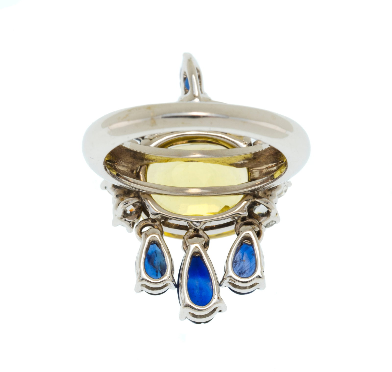 Bague or gris 750 sertie d'un saphir jaune taille coussin entouré de diamants et de saphirs de  - 3