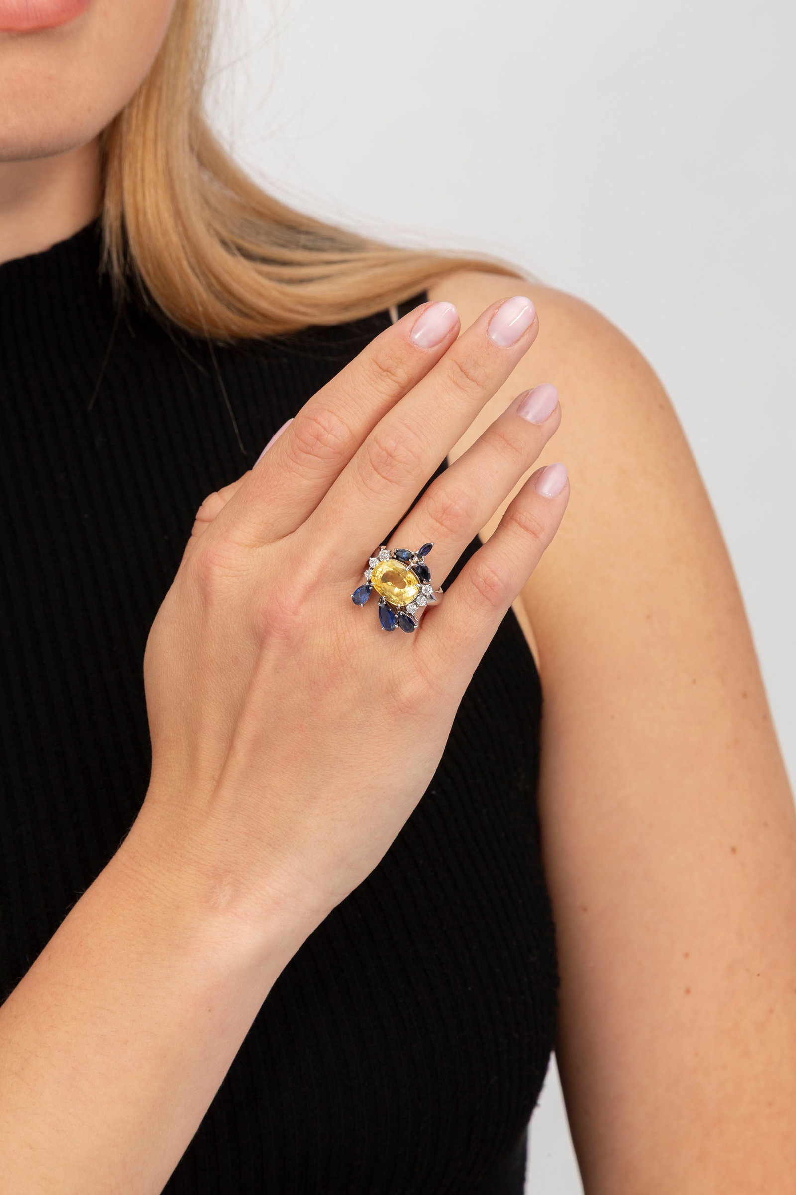 Bague or gris 750 sertie d'un saphir jaune taille coussin entouré de diamants et de saphirs de  - 4