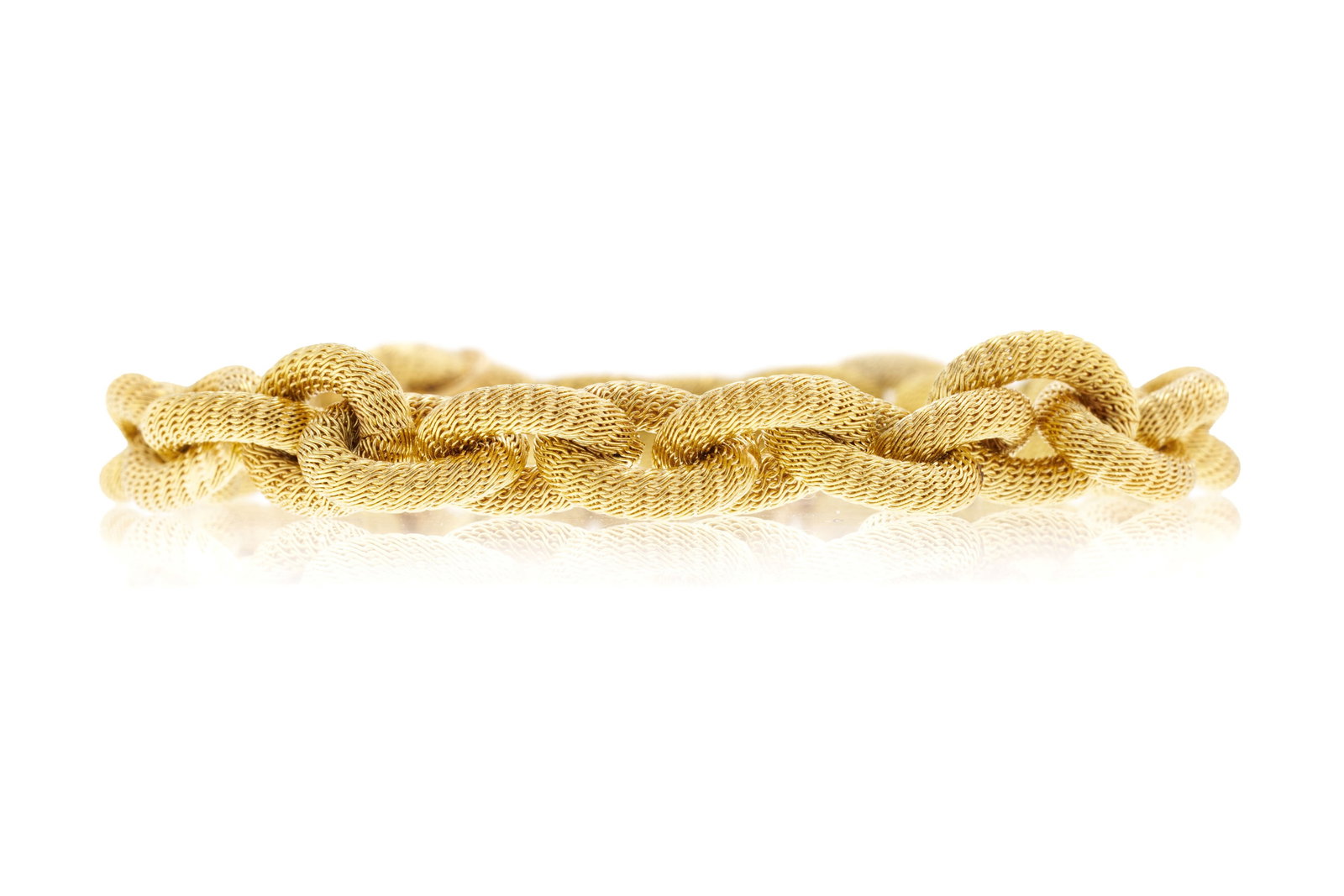 Bracelet or 585 effet tressé formé de maillons ovales, circ. 15 cm, 12g: Bracelet or 585 effet tressé formé de maillons ovales, circ. 15 cm, 12g Condition Etat bon à moyen. Petites enfoncements sur certains maillons.