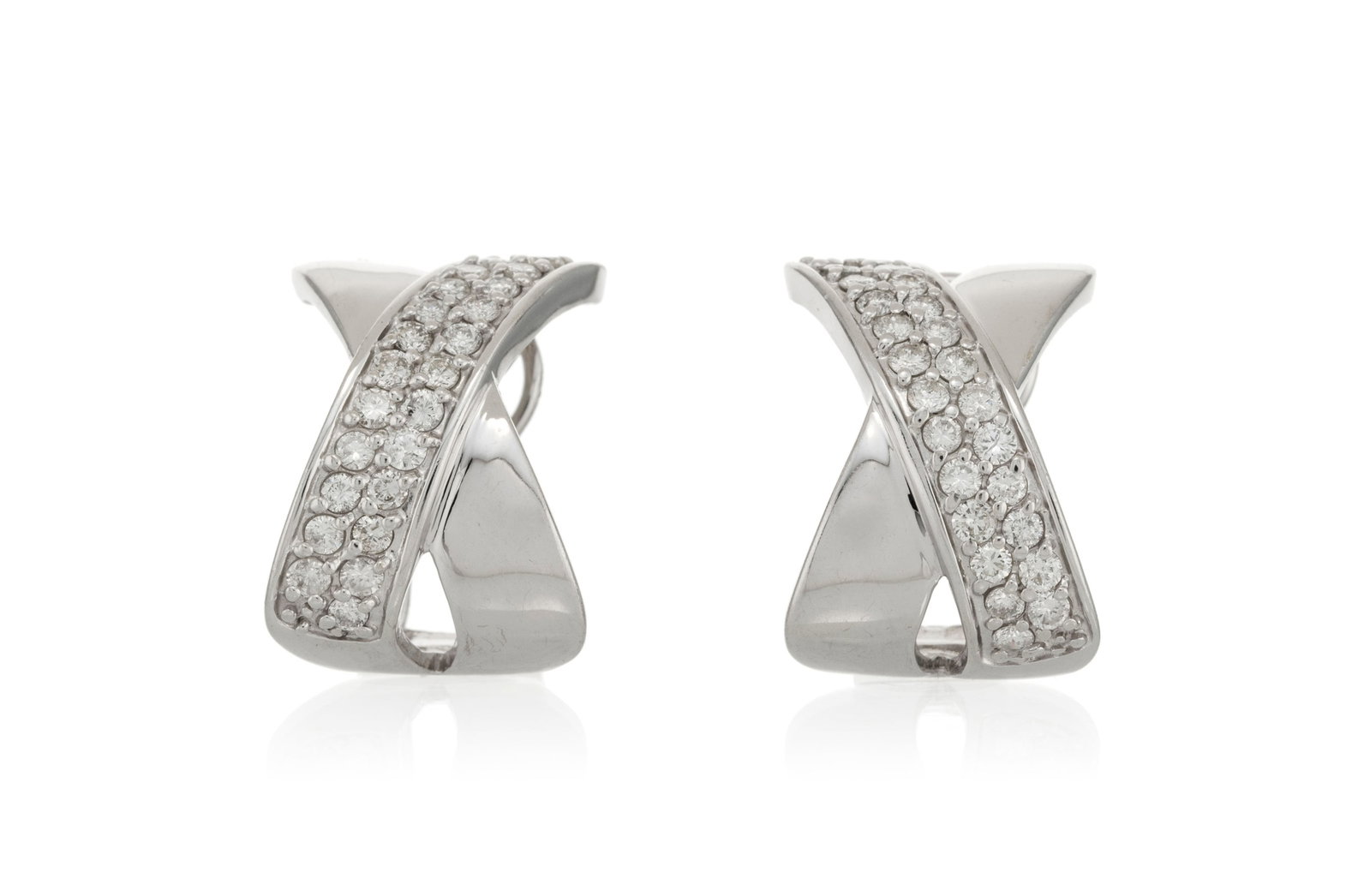 Paire de clips d'oreilles croisés en or gris 750 sertis de bandes de diamants taille brillant,  (1 of 4)