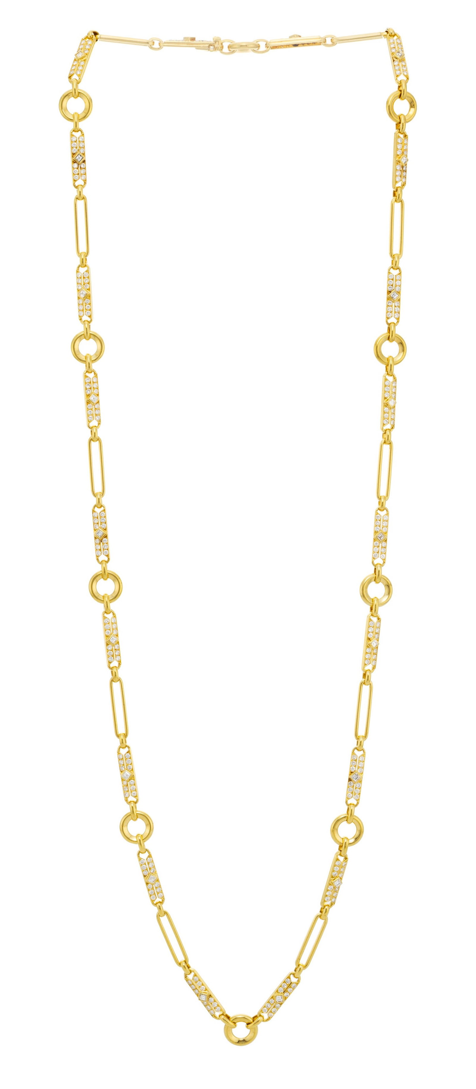 Sautoir or 750 alternant des maillons circulaires et d'autres allongés sertis de diamants taill: Sautoir or 750 alternant des maillons circulaires et d'autres allongés sertis de diamants taille carré et brillant, long. 81 cm, 85g Condition Monture: Bon état de conservation