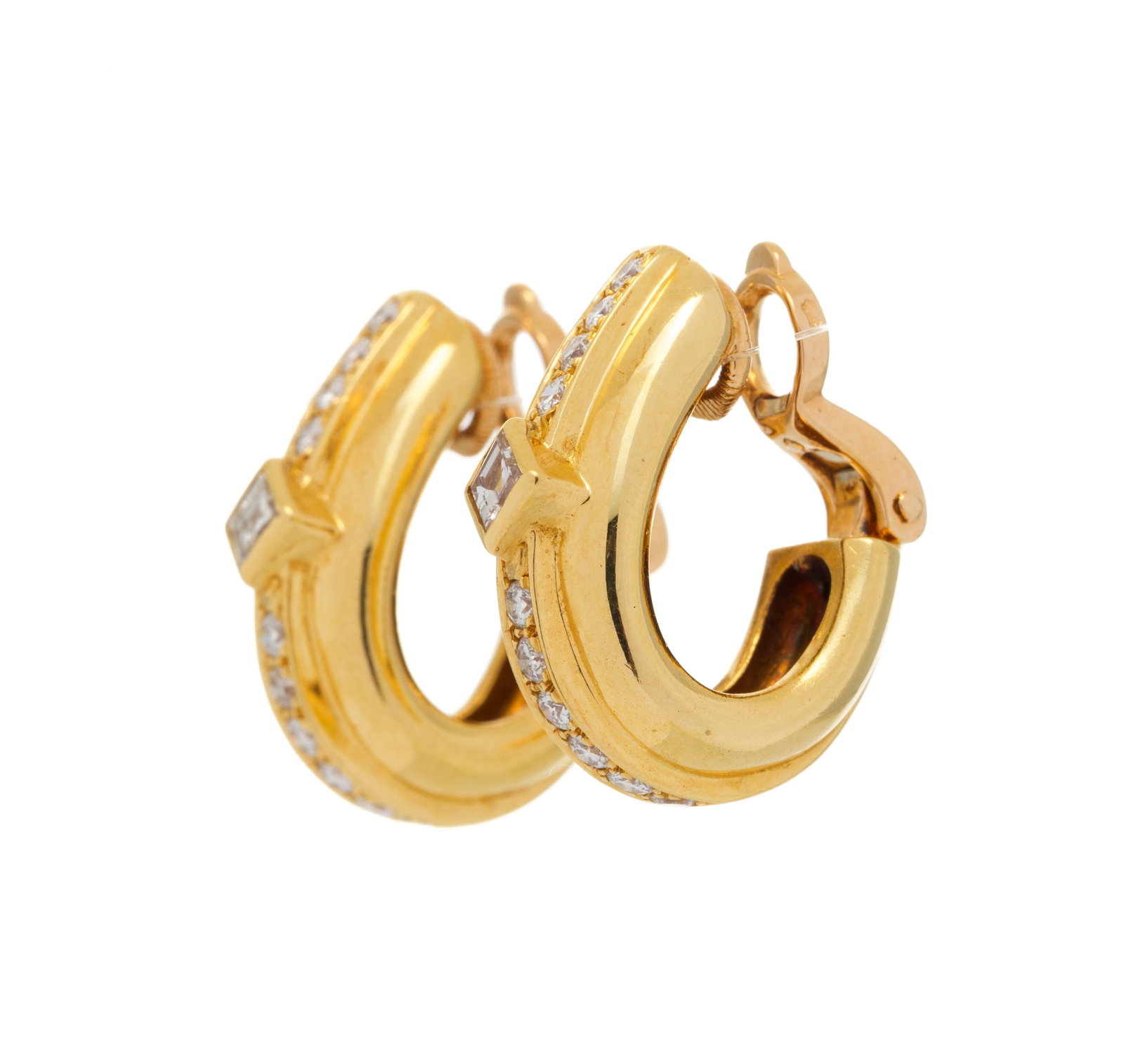 Paire de clips d'oreilles or 750 sertis de lignes de diamants taille brillant coupés de deux di - 2