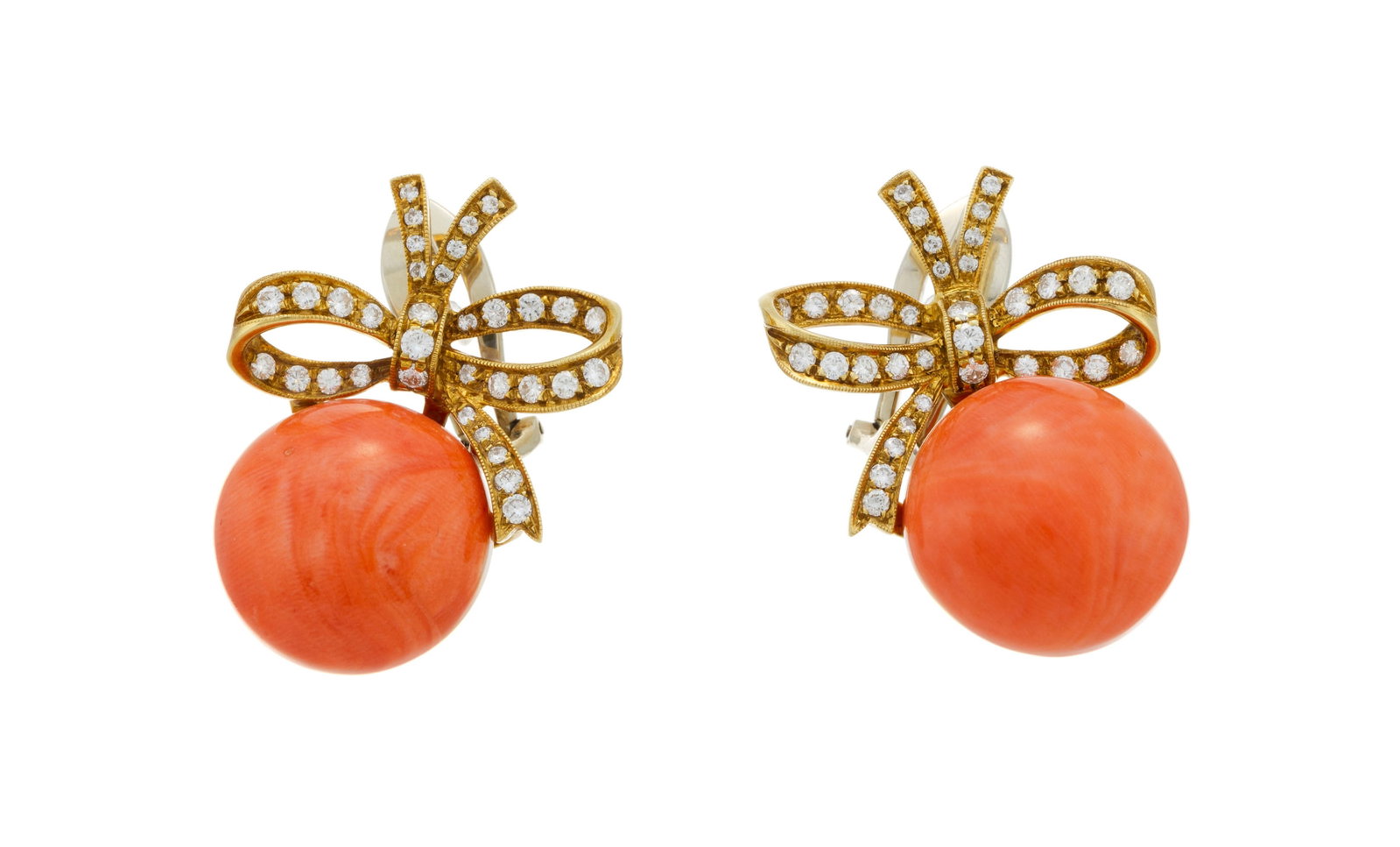 Paire de boucles d'oreilles or 750 ornées de cabochons de corail surmontés de nœuds s (1 of 4)
