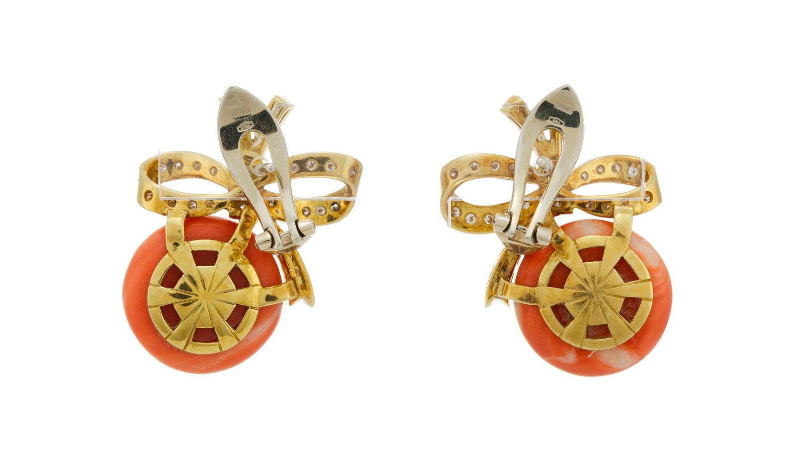 Paire de boucles d'oreilles or 750 ornées de cabochons de corail surmontés de nœuds s - 3