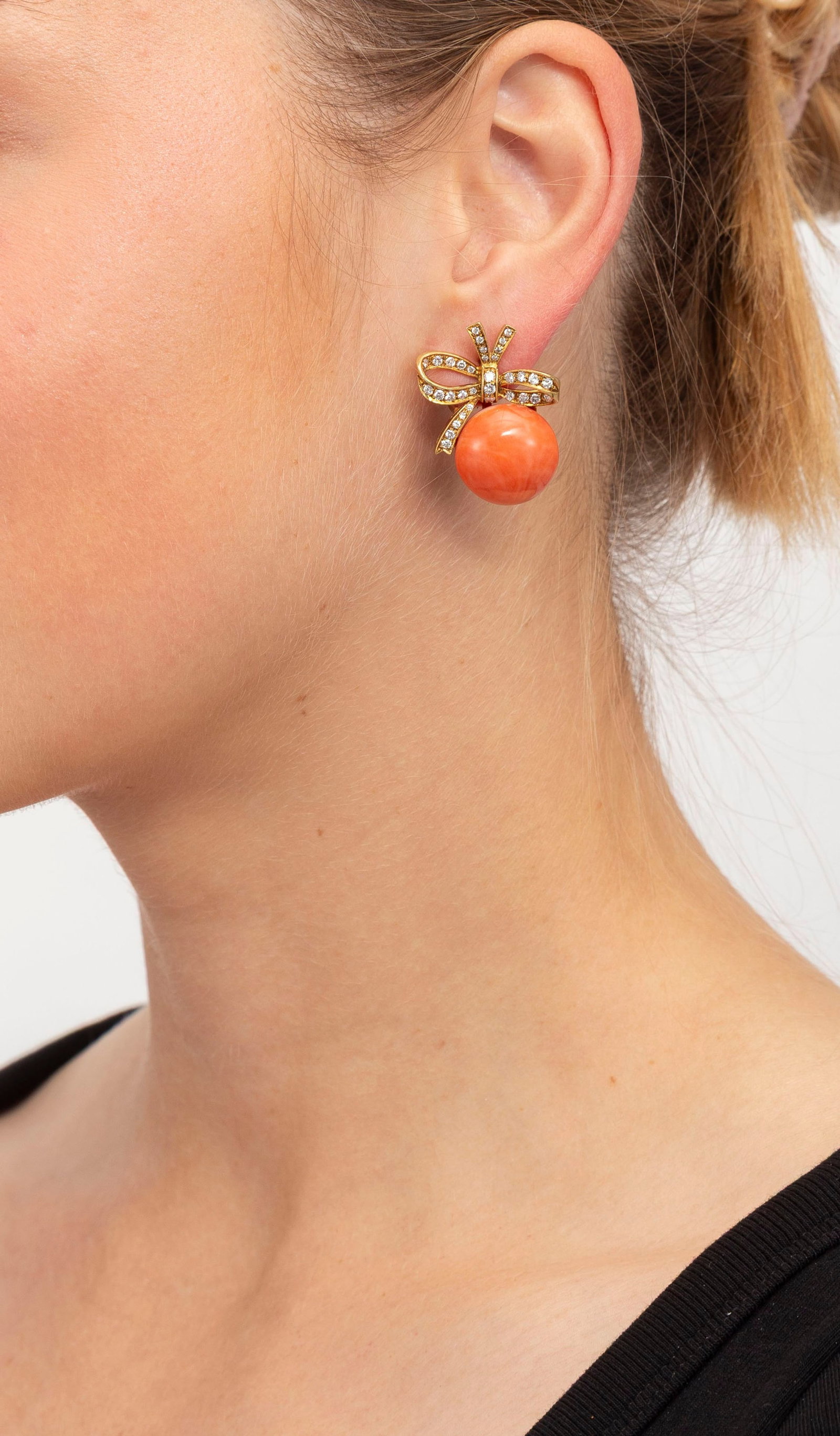Paire de boucles d'oreilles or 750 ornées de cabochons de corail surmontés de nœuds s - 4
