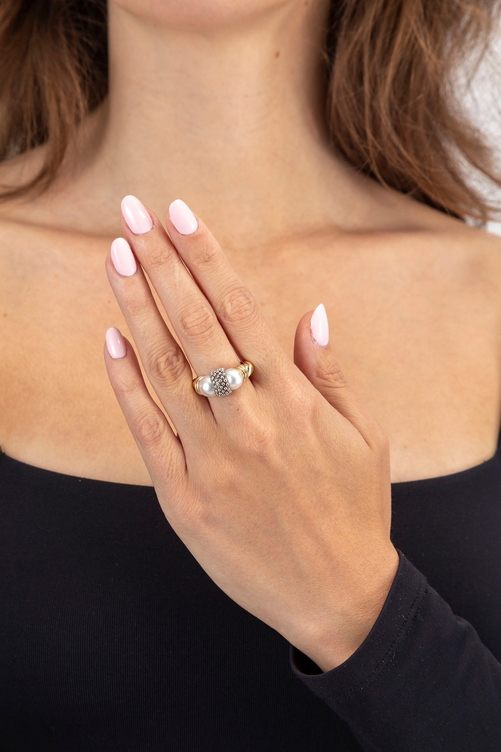 Bague 2 ors 750 effet torsadé ornée de deux perles de culture blanches espacées par u - 4