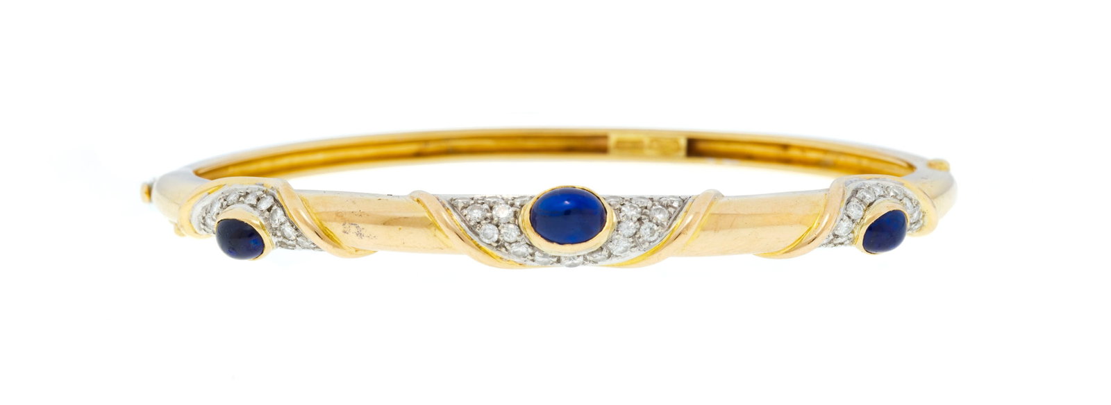 Bracelet rigide 2 ors 750 serti de 3 cabochons de saphir entourés de diamants taille brillant, : Bracelet rigide 2 ors 750 serti de 3 cabochons de saphir entourés de diamants taille brillant, circ. 17 cm, 19g Condition Monture: Bon état de conservation général. Présence