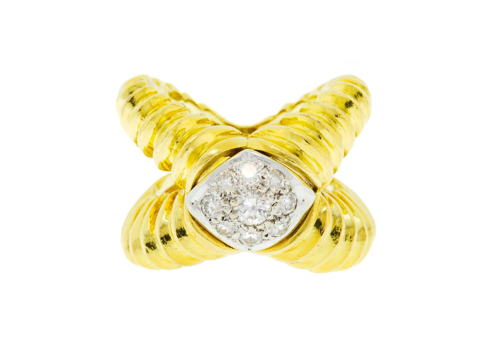 Bague croisée 2 ors 750 à motif rainuré sertie de diamants taille brillant, doigt 53-: Bague croisée 2 ors 750 à motif rainuré sertie de diamants taille brillant, doigt 53-13, 16g Condition Bon état de conservation général. Présence de rayures et