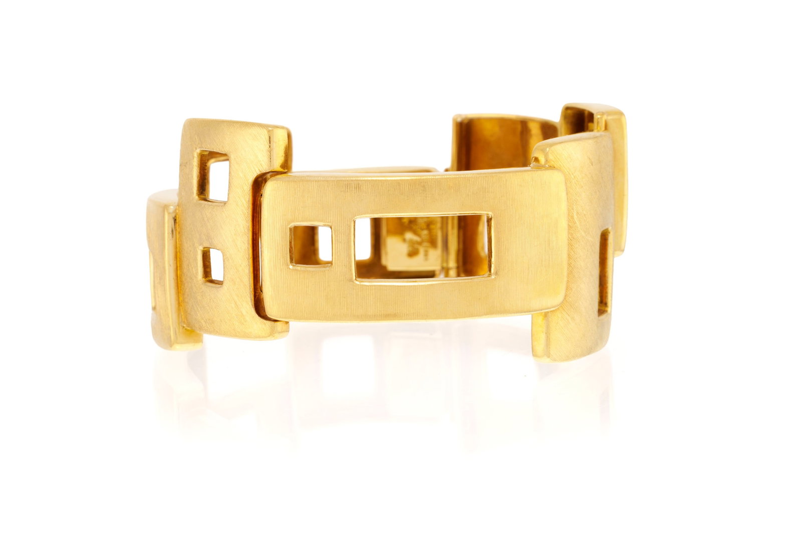 Marx Burle, bracelet or 750 brossé à motif géométrique ajouré, signé, : Marx Burle, bracelet or 750 brossé à motif géométrique ajouré, signé, circ. 17.5 cm, 64g Condition Bon état de conservation général. Présence de