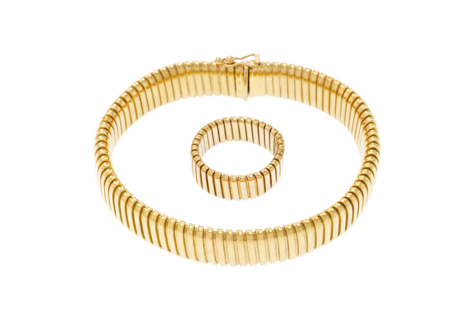 Bucherer, ensemble composé d'un bracelet et d'une bague souple or 750 à maille tubogas, si: Bucherer, ensemble composé d'un bracelet et d'une bague souple or 750 à maille tubogas, signés, long. 18.8 cm, doigt environ 57-17, 27g Condition Etat bon à moyen. Enfoncements et