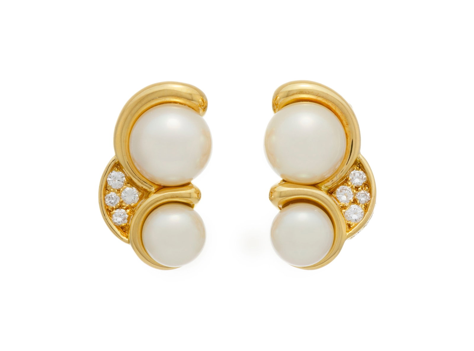 Piaget, paire de boucles d'oreilles or 750 ornées de perles de culture blanches rehaussées: Piaget, paire de boucles d'oreilles or 750 ornées de perles de culture blanches rehaussées de diamants taille brillant, signées, numérotées A44474, h. 1.8 cm, 13g Condition Tr