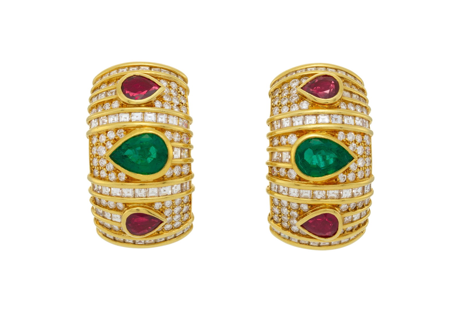 Paire de boucles d'oreilles or 750 serties d'émeraudes et de rubis piriformes sur des pavages d (1 of 4)