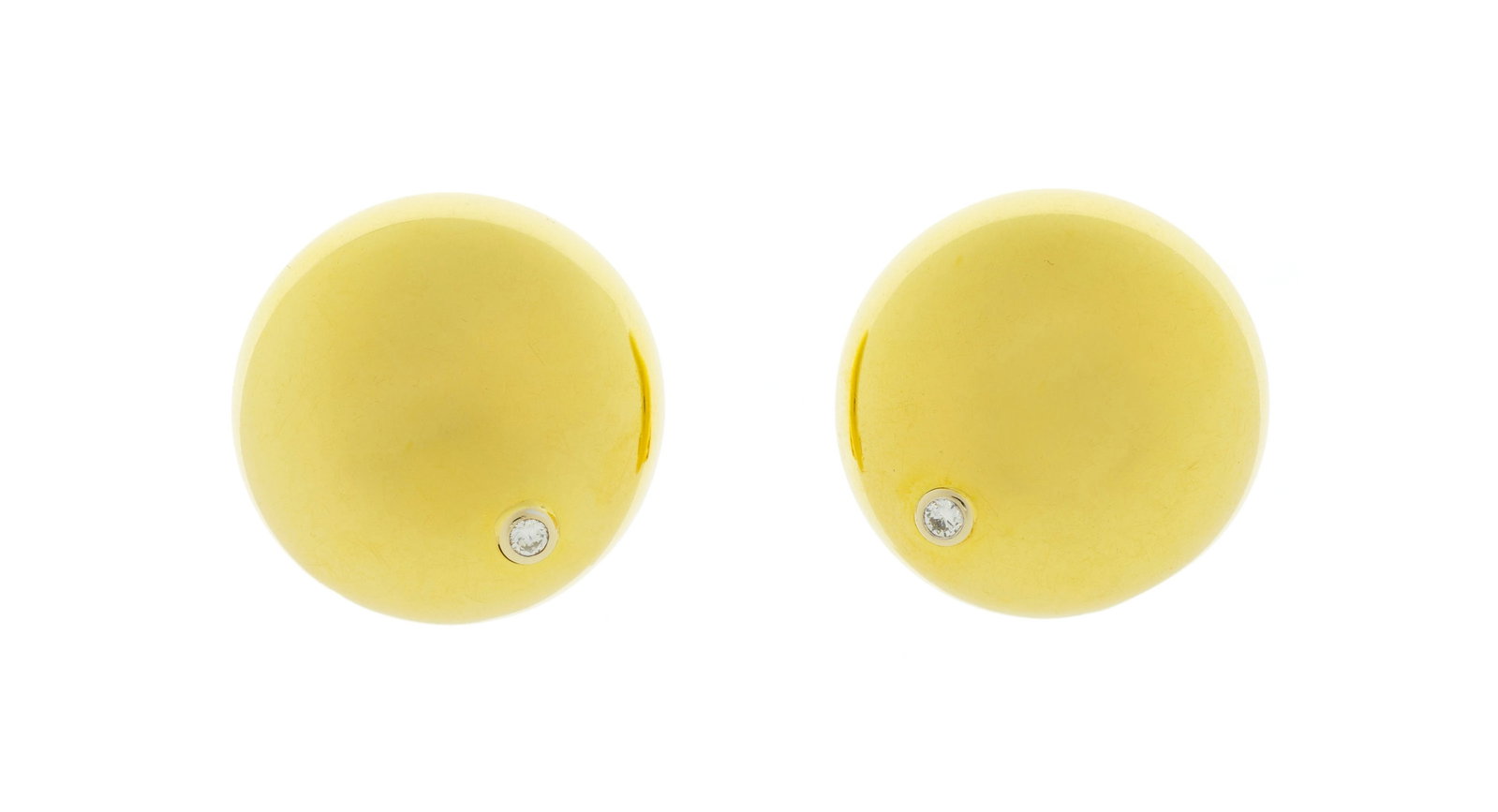 Paire de clips d'oreilles bombés or 750 sertis de deux petits diamants taille brillant, h. 2.5 : Paire de clips d'oreilles bombés or 750 sertis de deux petits diamants taille brillant, h. 2.5 cm, 13g Condition Bon état de conservation général. Présence de rayures et