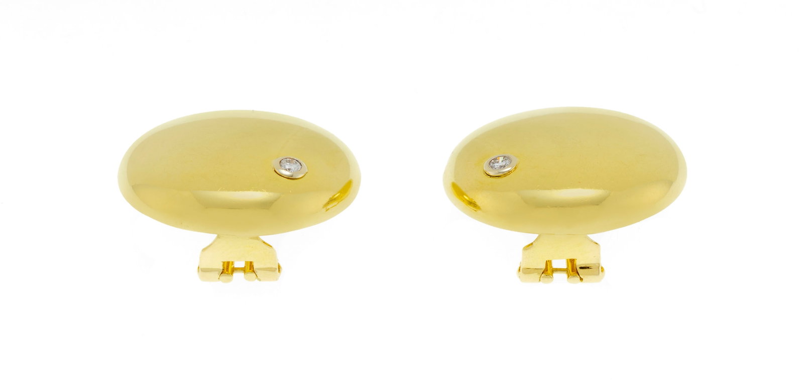 Paire de clips d'oreilles bombés or 750 sertis de deux petits diamants taille brillant, h. 2.5  - 2