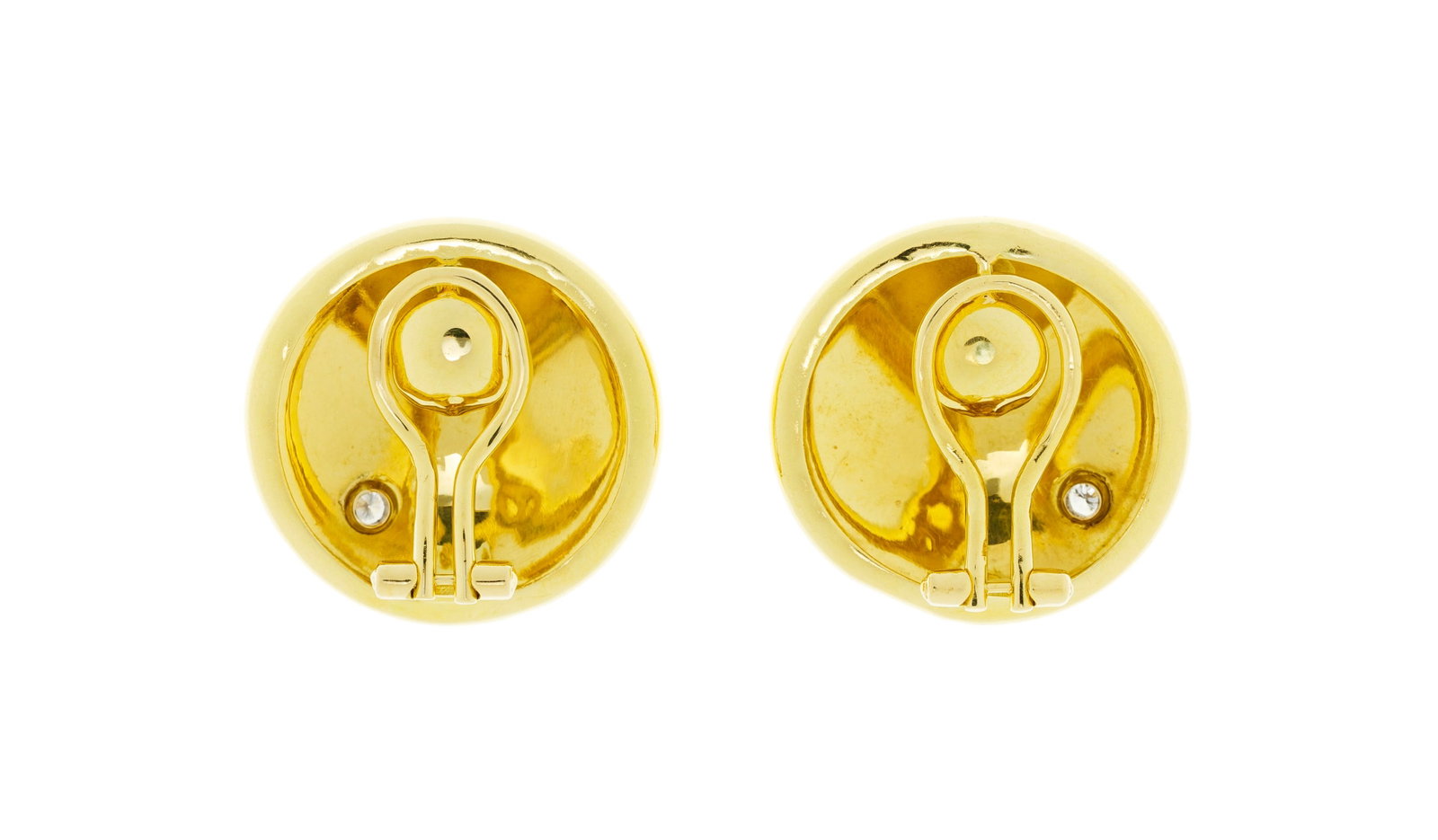 Paire de clips d'oreilles bombés or 750 sertis de deux petits diamants taille brillant, h. 2.5  - 3