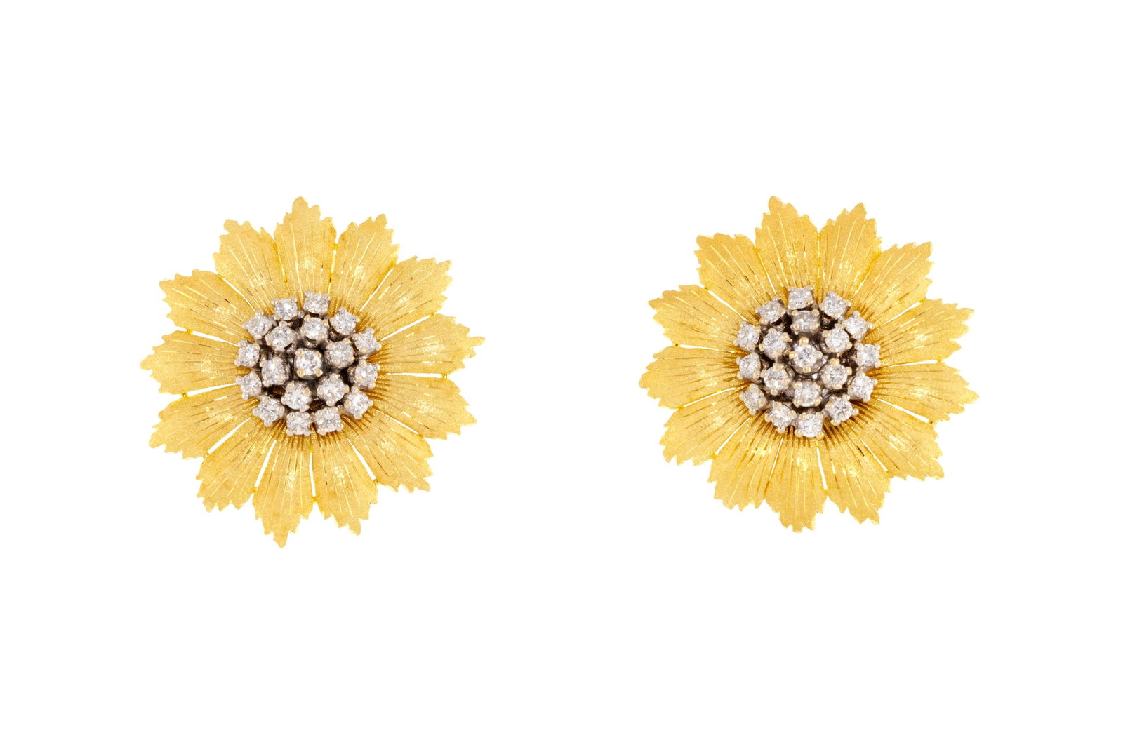 Paire de clips d'oreilles fleurs 2 ors 750 texturés, les pistils sertis de diamants taille bril: Paire de clips d'oreilles fleurs 2 ors 750 texturés, les pistils sertis de diamants taille brillant, h. 3 cm, 17g Condition Bon état de conservation général. Présence de