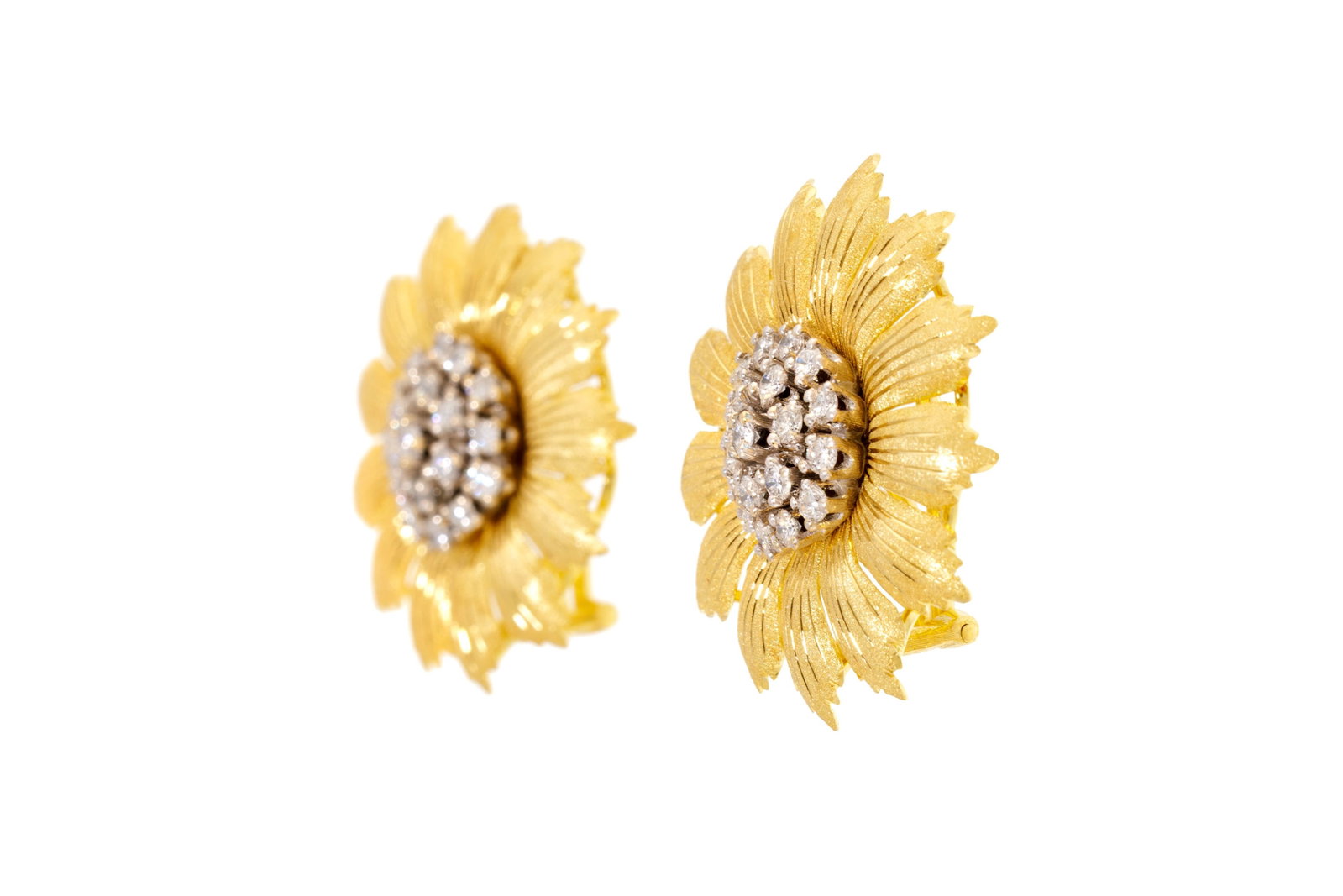 Paire de clips d'oreilles fleurs 2 ors 750 texturés, les pistils sertis de diamants taille bril - 2