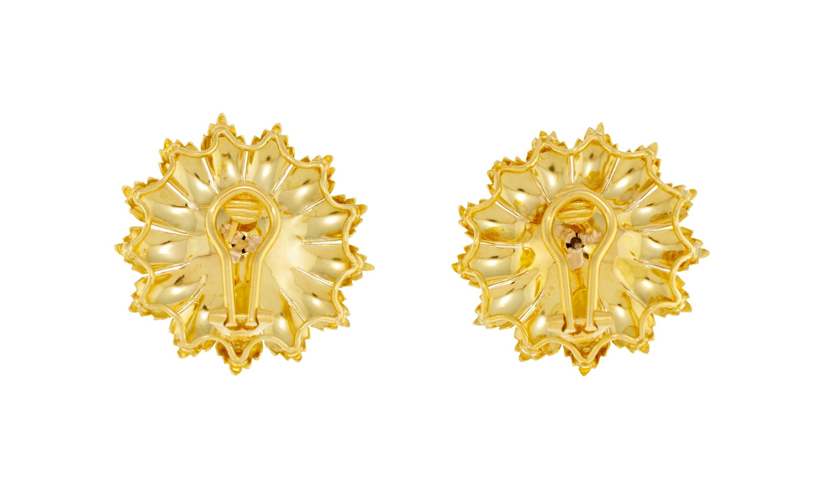 Paire de clips d'oreilles fleurs 2 ors 750 texturés, les pistils sertis de diamants taille bril - 3