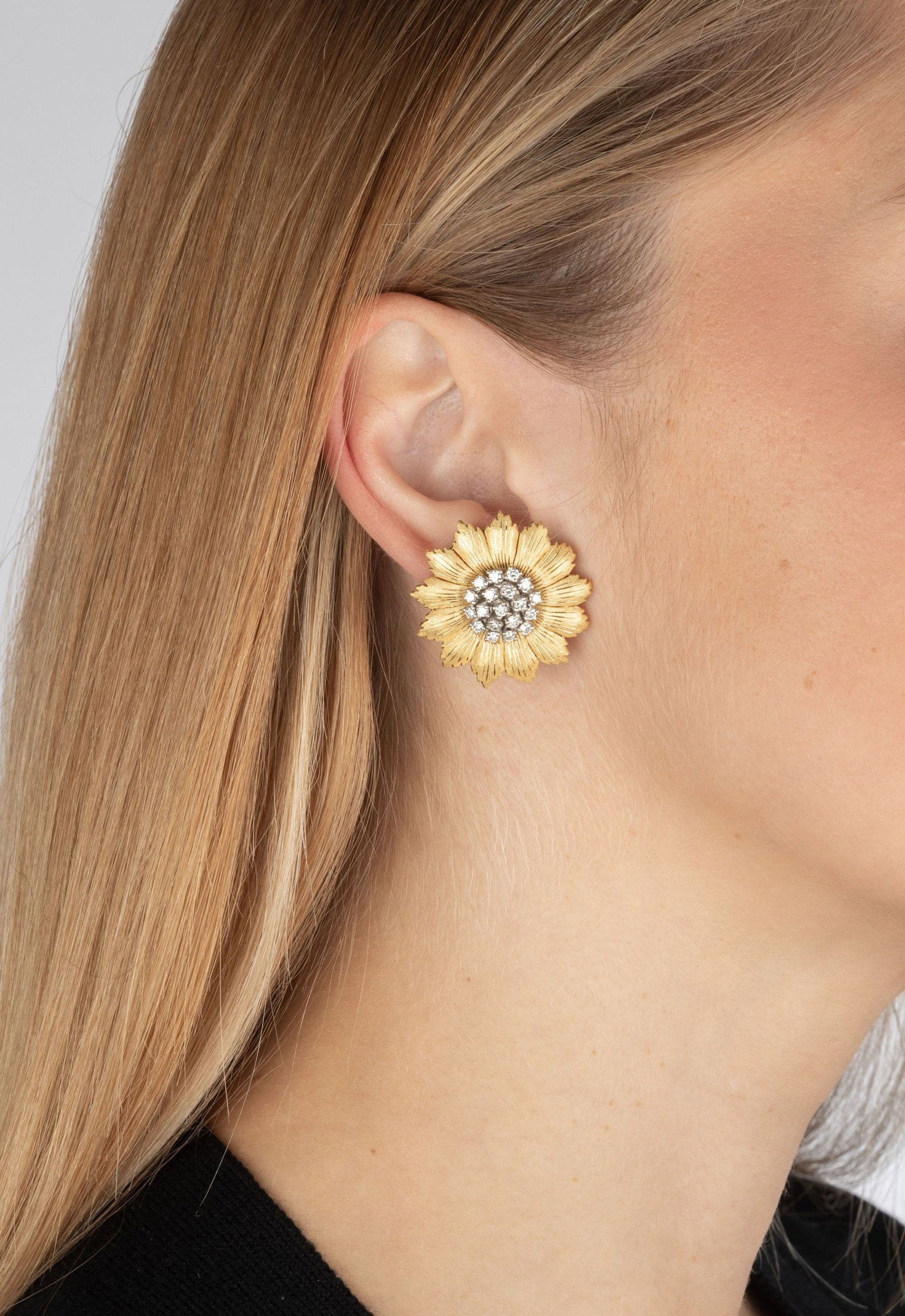 Paire de clips d'oreilles fleurs 2 ors 750 texturés, les pistils sertis de diamants taille bril - 4