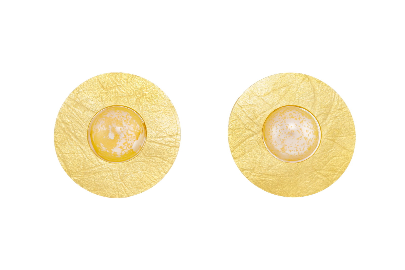 Paire de clips d'oreilles circulaires or 750 texturé centrant des perles Mabe en plastique, dia: Paire de clips d'oreilles circulaires or 750 texturé centrant des perles Mabe en plastique, diam. 3.4 cm, 30g Condition Bon état de conservation général. Présence de micro