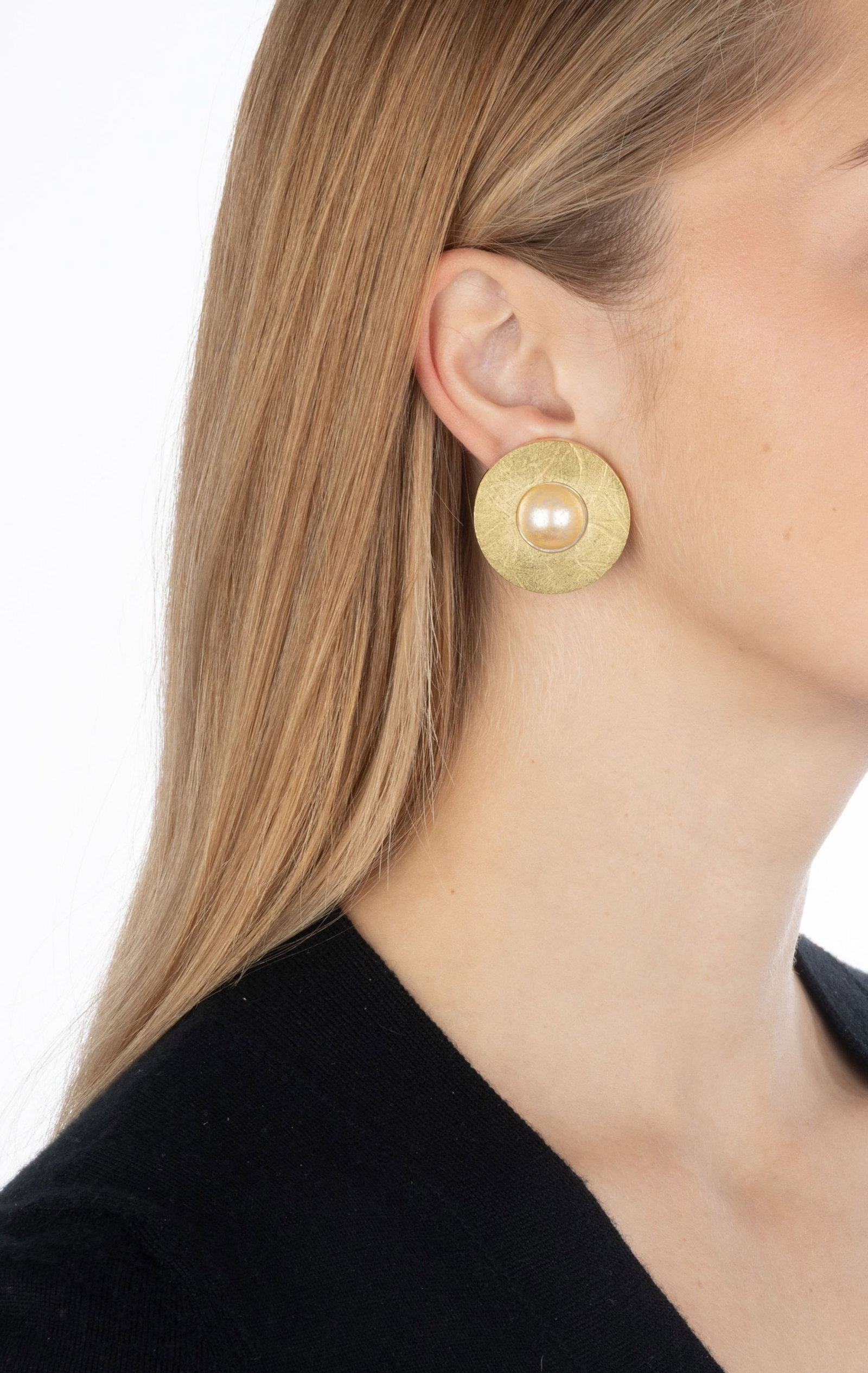 Paire de clips d'oreilles circulaires or 750 texturé centrant des perles Mabe en plastique, dia - 4