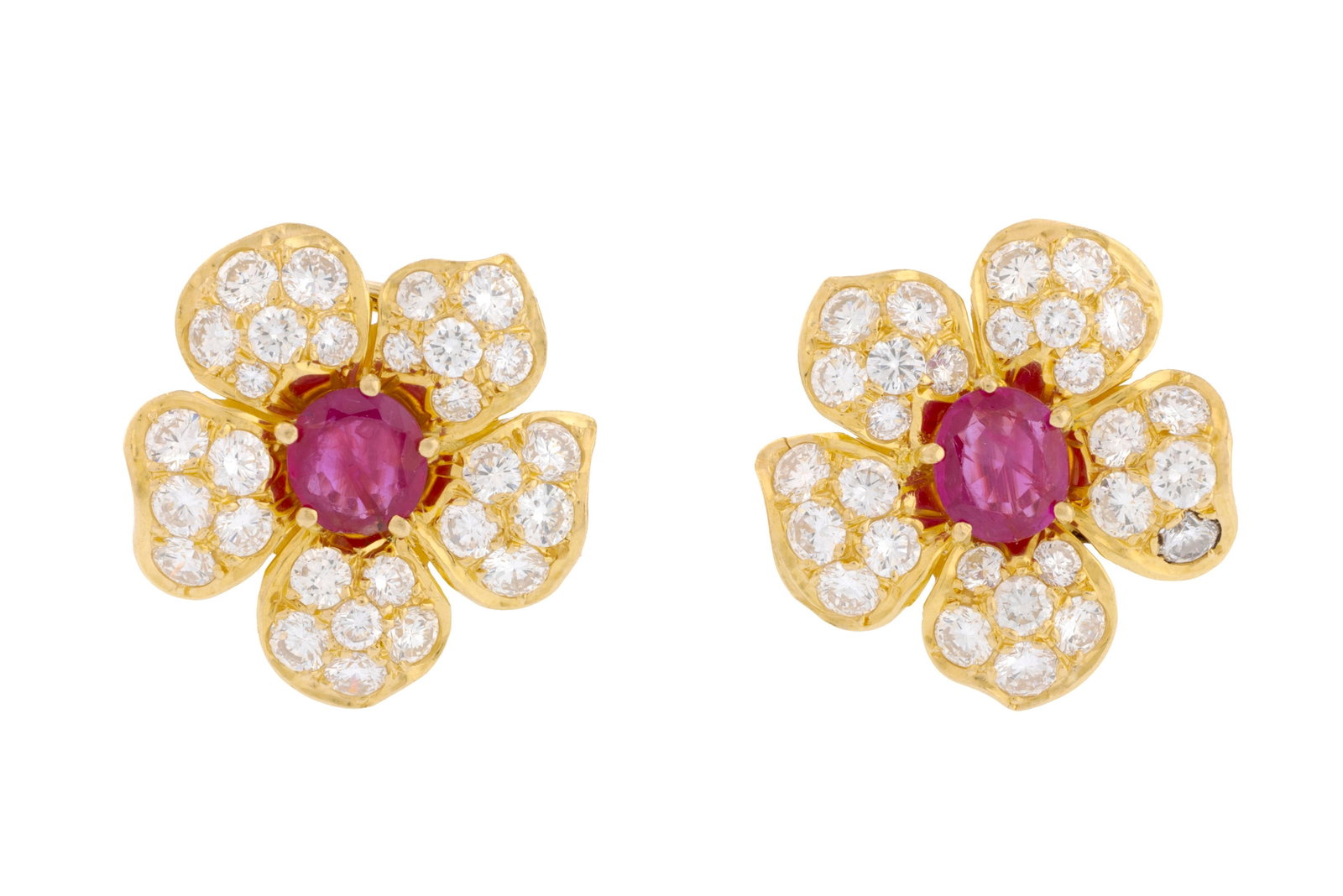 Paire de clips d'oreilles fleurs en or 750 sertis de deux rubis et de diamants taille brillant, h. 2 (1 of 4)