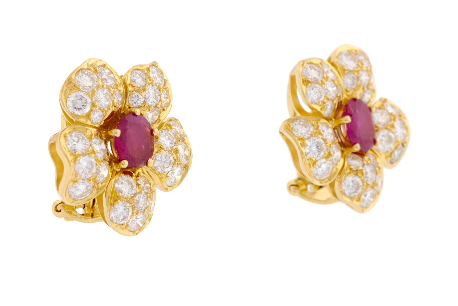 Paire de clips d'oreilles fleurs en or 750 sertis de deux rubis et de diamants taille brillant, h. 2 - 2