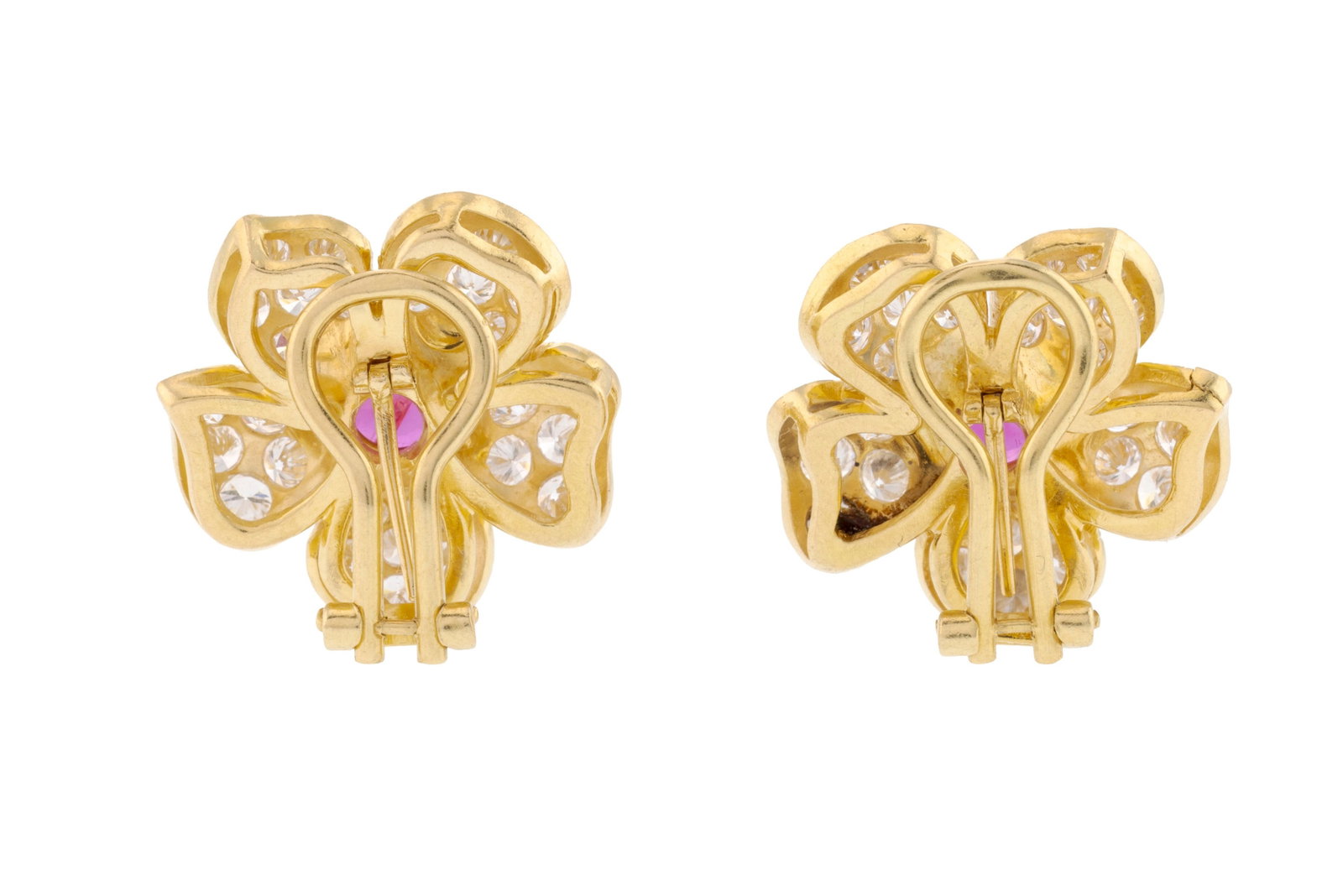 Paire de clips d'oreilles fleurs en or 750 sertis de deux rubis et de diamants taille brillant, h. 2 - 3
