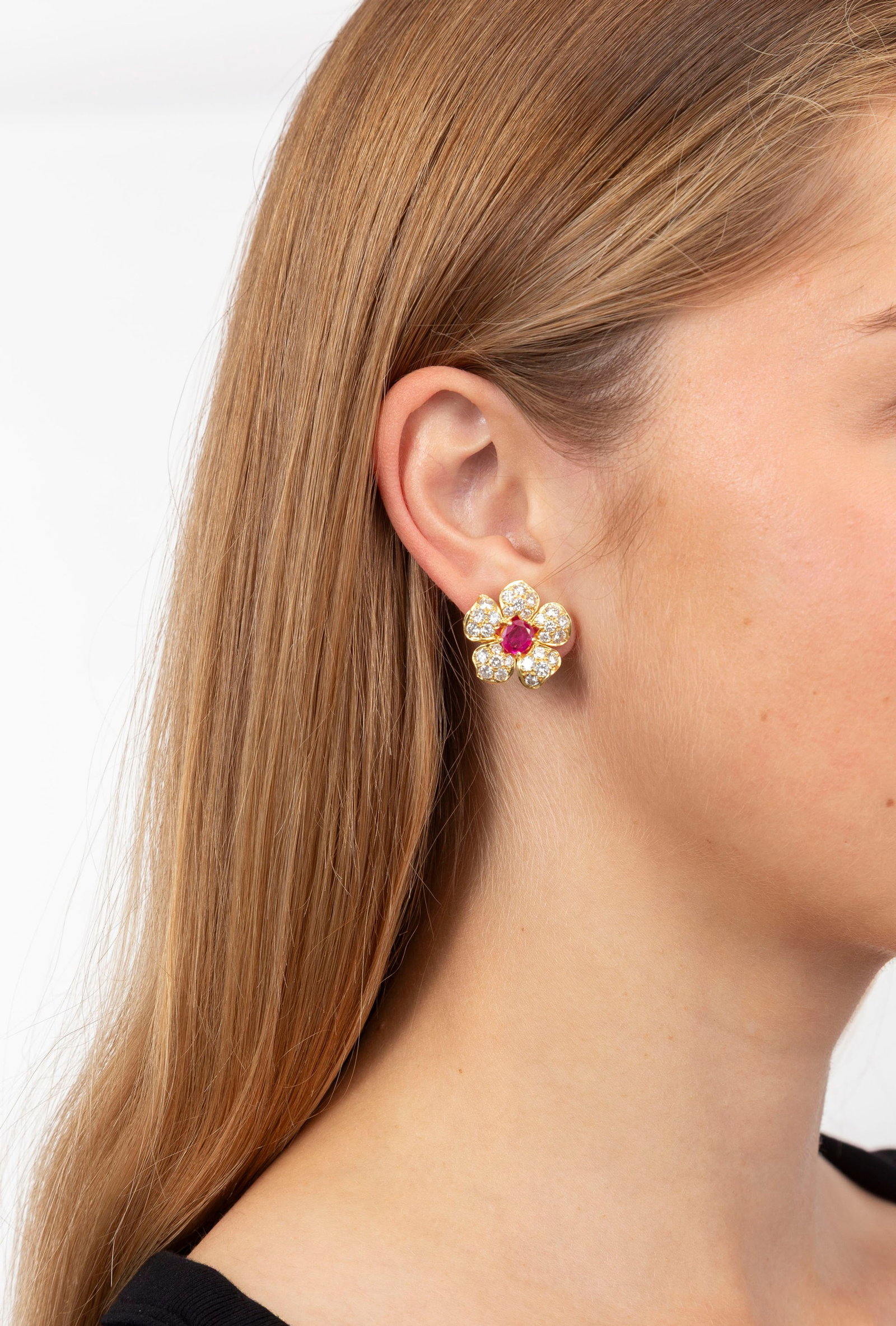 Paire de clips d'oreilles fleurs en or 750 sertis de deux rubis et de diamants taille brillant, h. 2 - 4