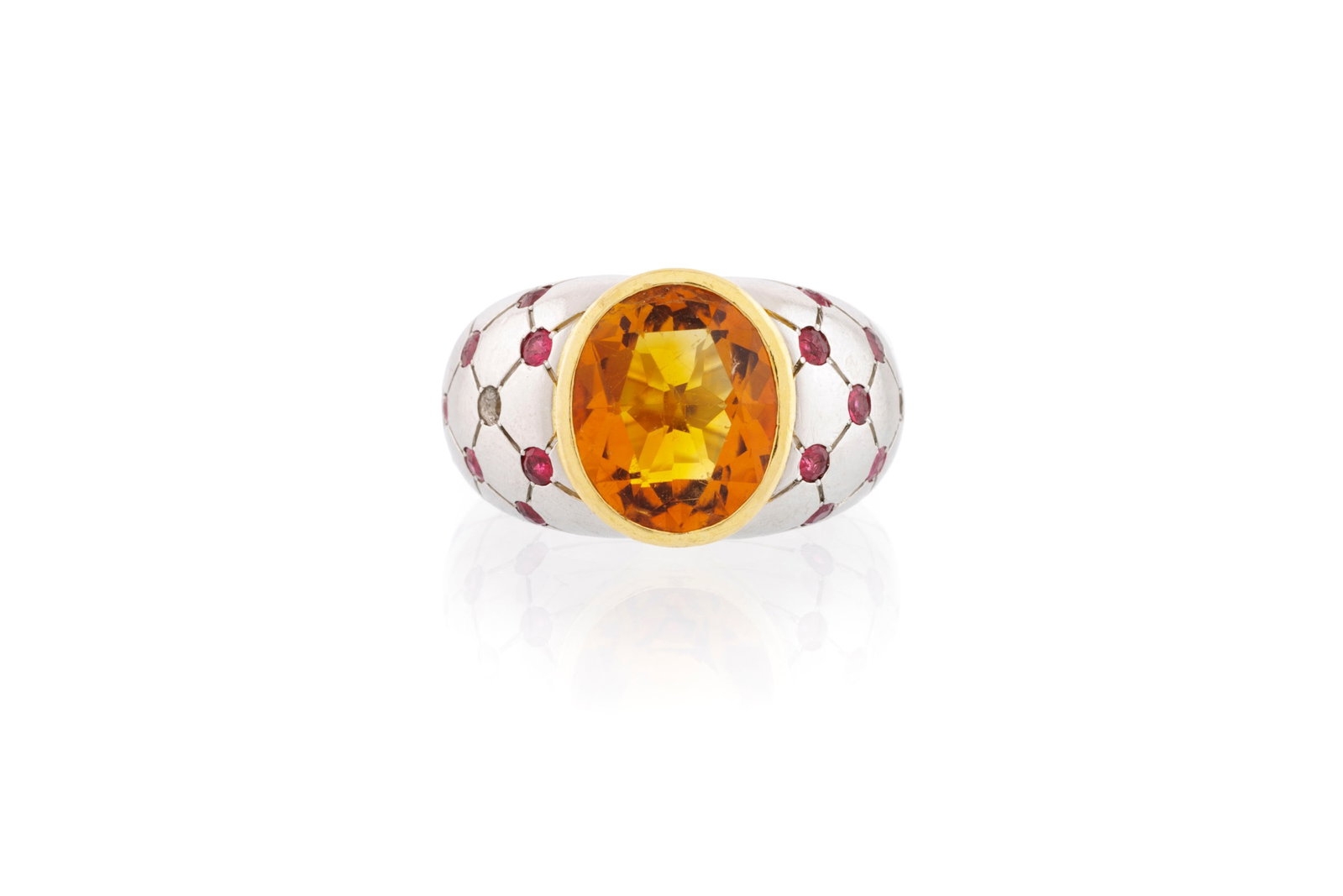 Bague platine et or 750 à motif quadrillé sertie d'une citrine facettée et de rubis t: Bague platine et or 750 à motif quadrillé sertie d'une citrine facettée et de rubis taille ronde, doigt 45-5, 17g Condition Monture: Etat bon à moyen. Présence de nombreuses r