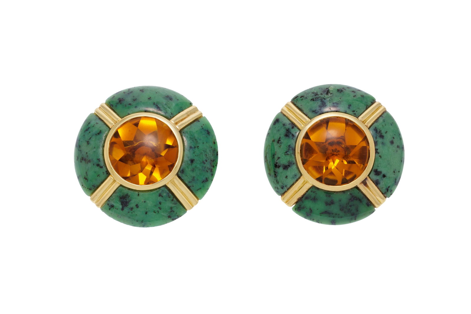 Paire de clips d'oreilles circulaires en or 750 sertis de citrines taille buff-top entourées de: Paire de clips d'oreilles circulaires en or 750 sertis de citrines taille buff-top entourées de plaques de grenat hydrogrossulaire, diam. 2.7 cm, 27g Condition Monture: Bon état de