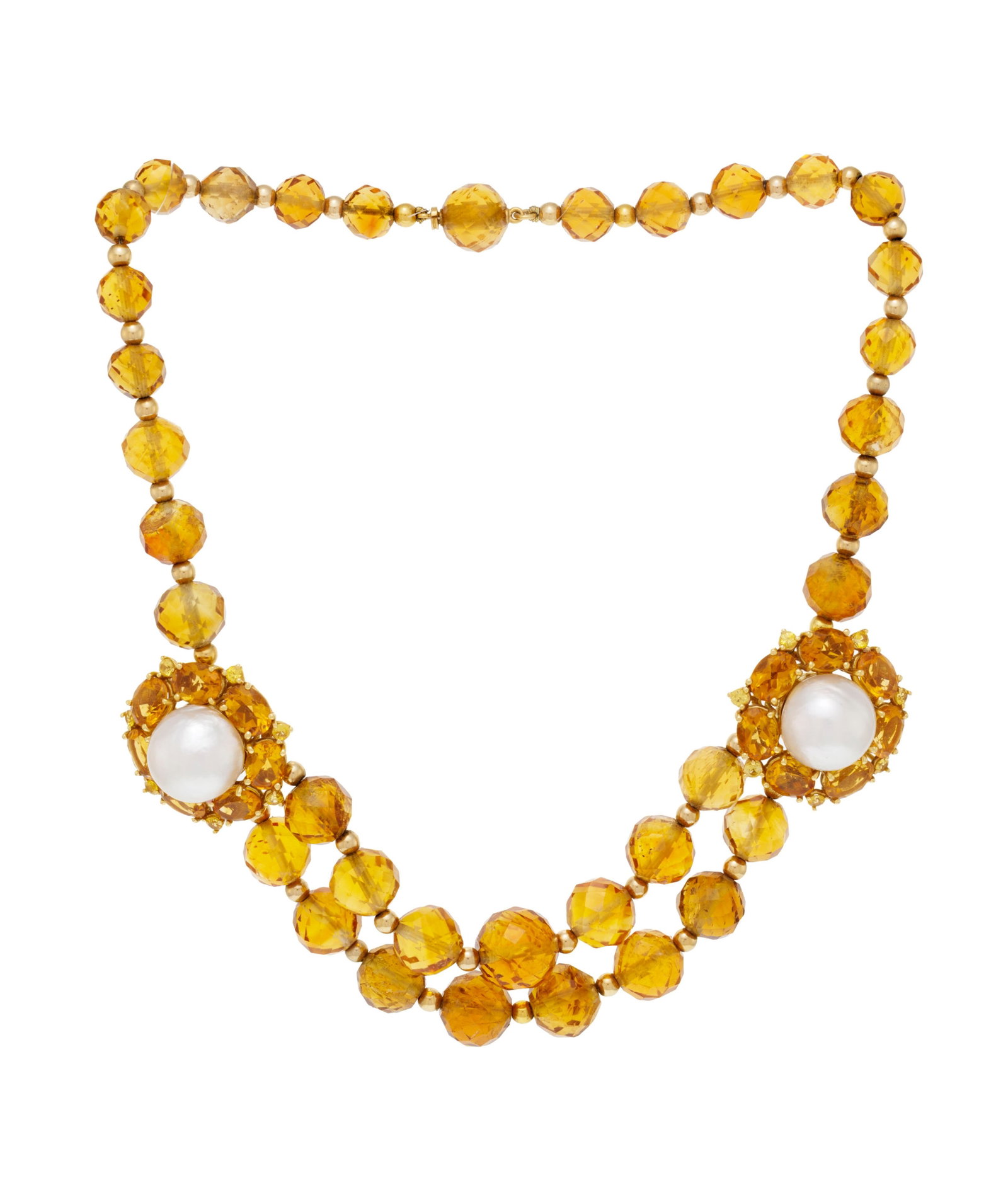 Collier formé d'un rang de billes de citrines facettées alternées de petites sphè: Collier formé d'un rang de billes de citrines facettées alternées de petites sphères en or 750, celui-ci se dédoublant entre deux anciennes boucles d'oreilles