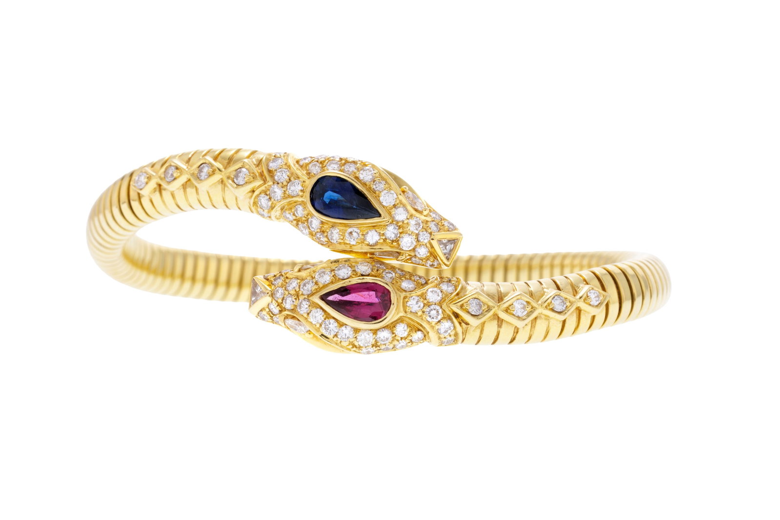 Bracelet or 750 à maille tubogas composé de deux têtes de serpent s'opposant serties : Bracelet or 750 à maille tubogas composé de deux têtes de serpent s'opposant serties d'un rubis et d'un saphir piriformes ainsi que de diamants taille brillant et marquise, âme en 