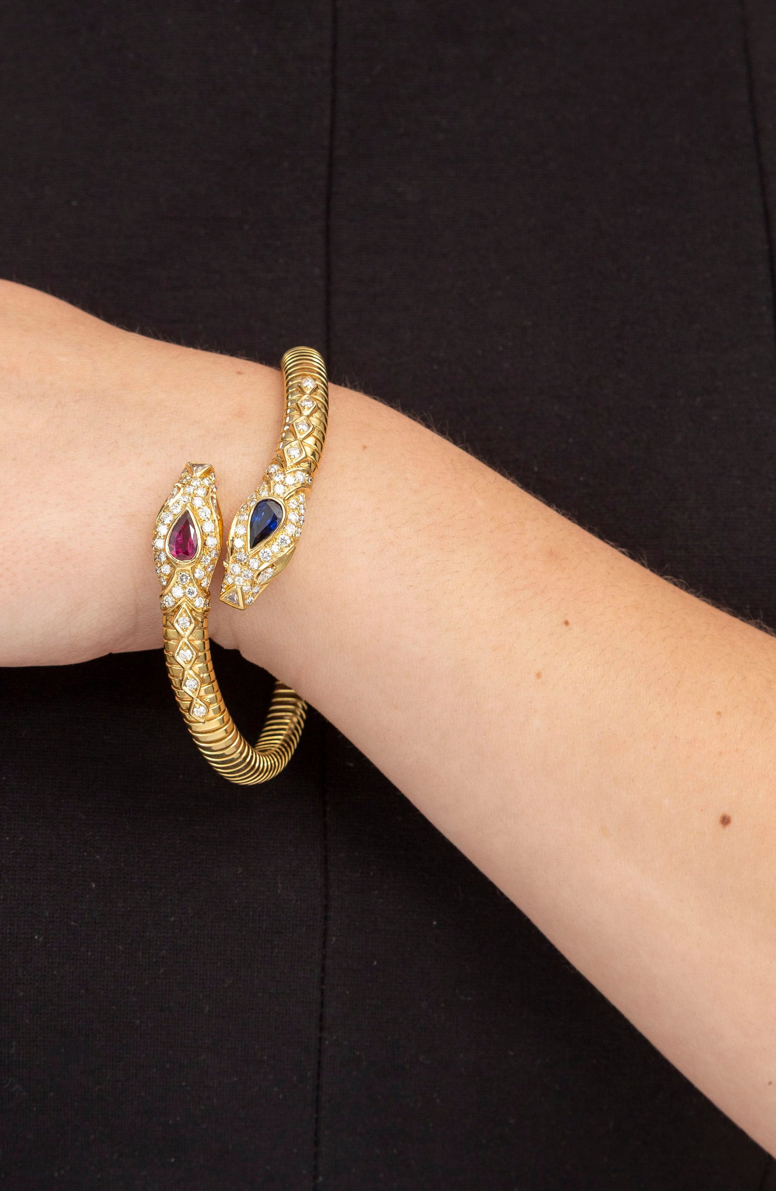 Bracelet or 750 à maille tubogas composé de deux têtes de serpent s'opposant serties  - 5