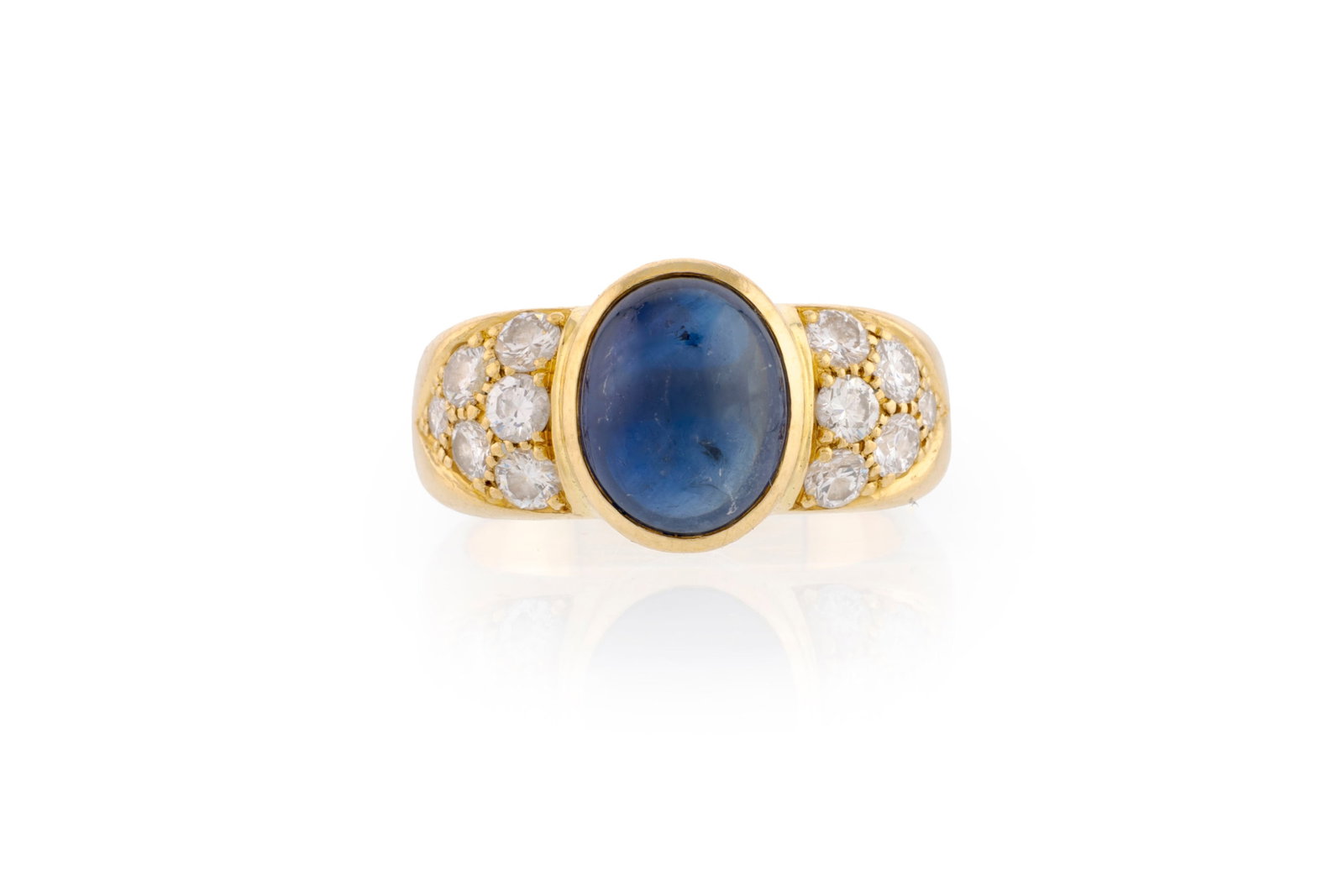 Ludwig Muller, bague or 750 sertie d'un cabochon de saphir épaulé de diamants taille brill (1 of 4)