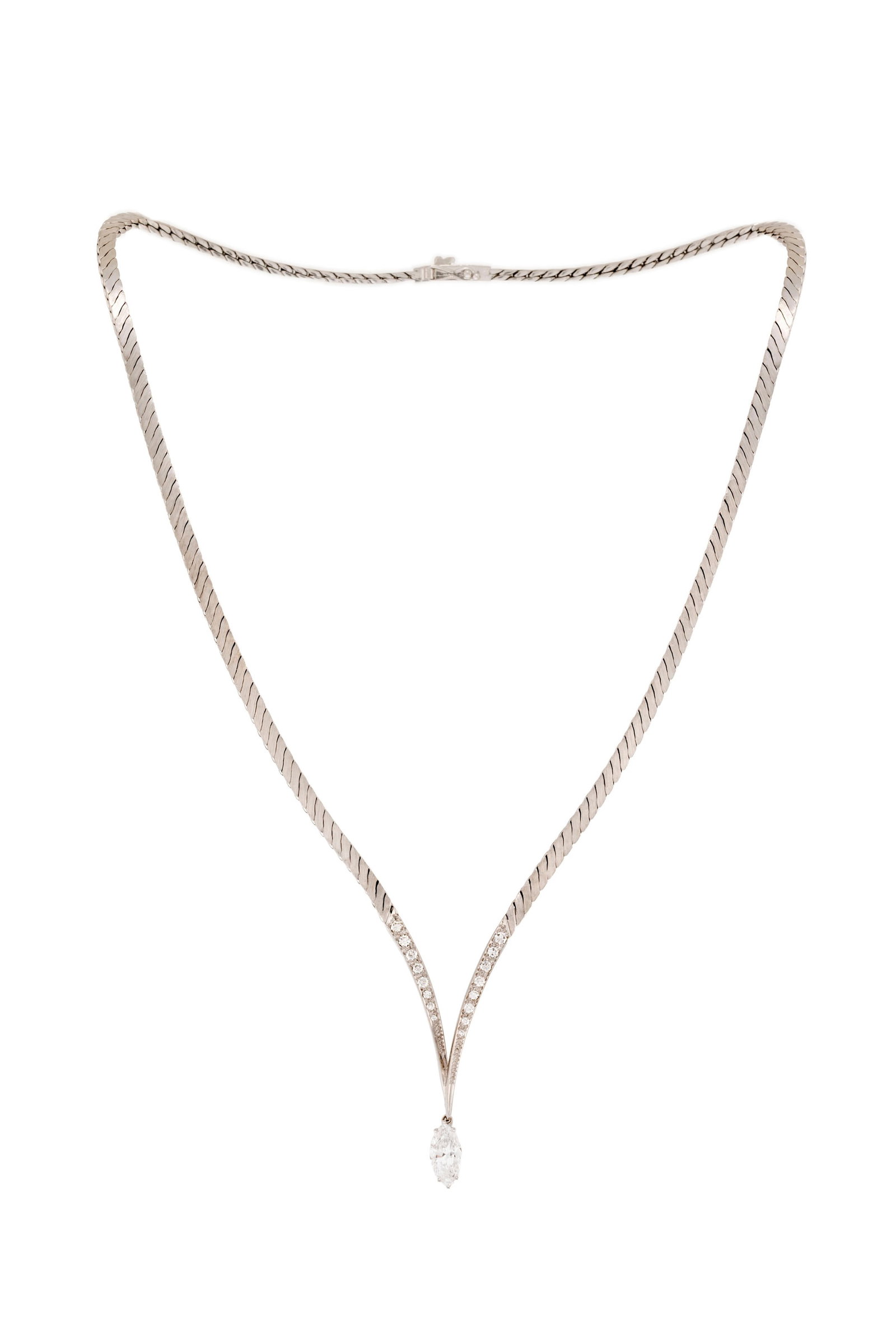 Collier or gris 750 texturé à maille plate dont le centre est serti de diamants taille bri: Collier or gris 750 texturé à maille plate dont le centre est serti de diamants taille brillant et d'une marquise plus importante (env. 1.1 ct), long. 41.5 cm, 39g Condition Monture: Bon 