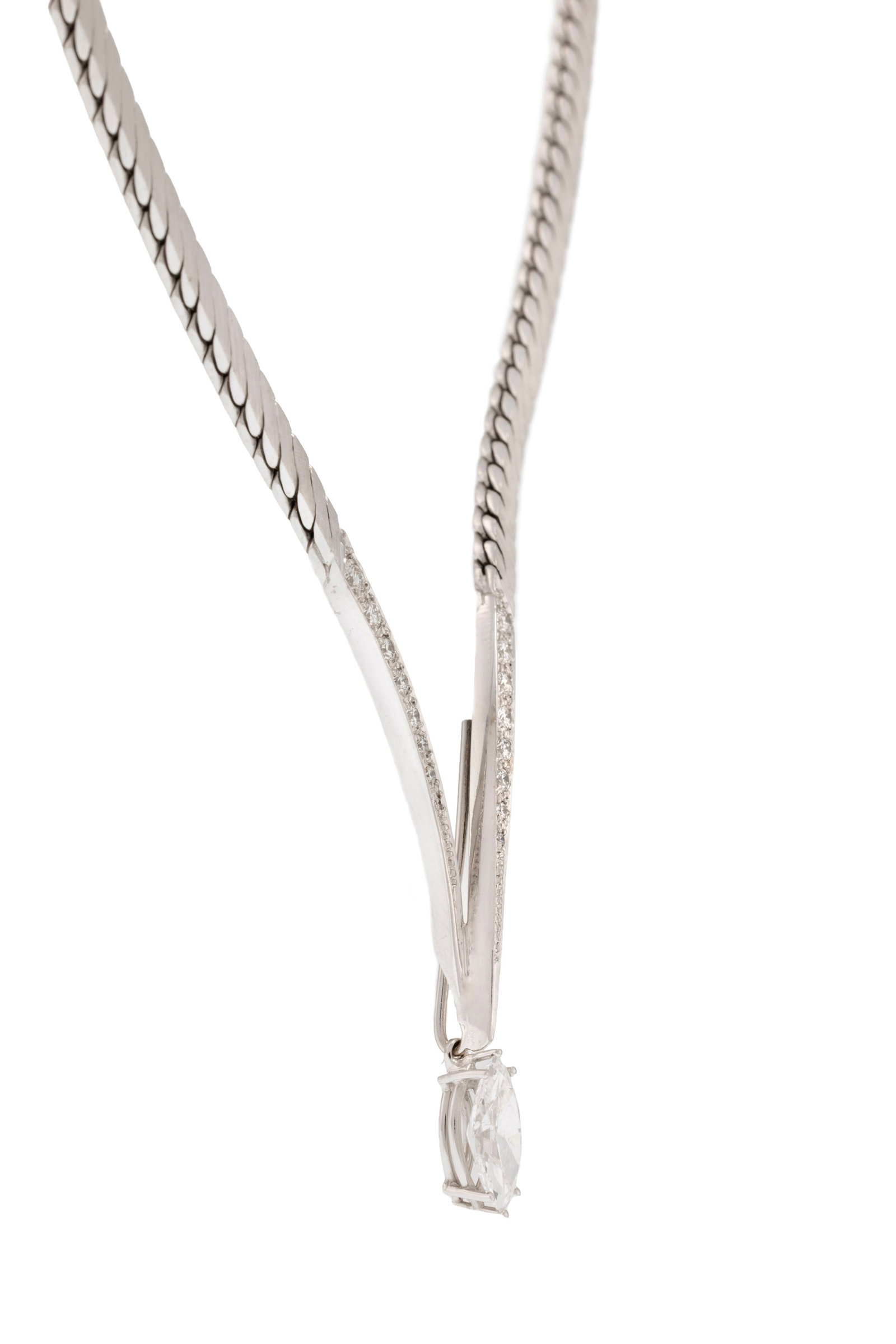 Collier or gris 750 texturé à maille plate dont le centre est serti de diamants taille bri - 2