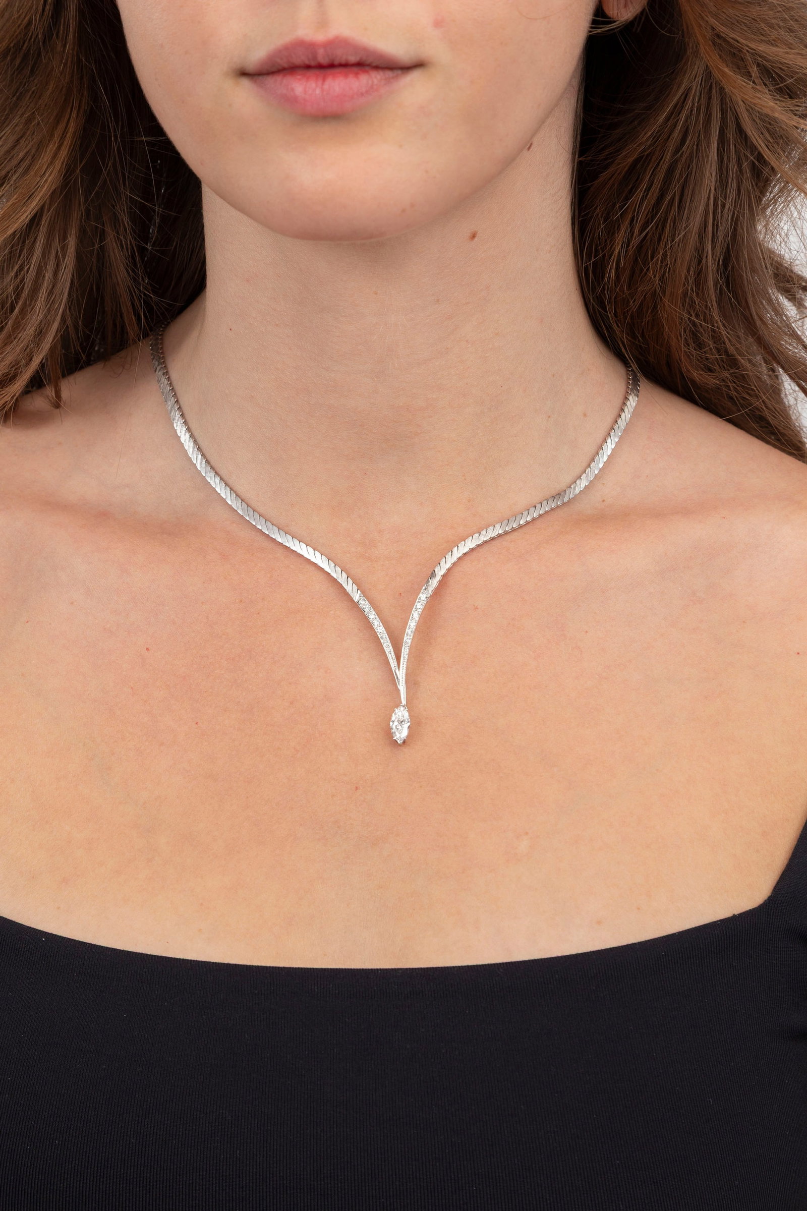 Collier or gris 750 texturé à maille plate dont le centre est serti de diamants taille bri - 4