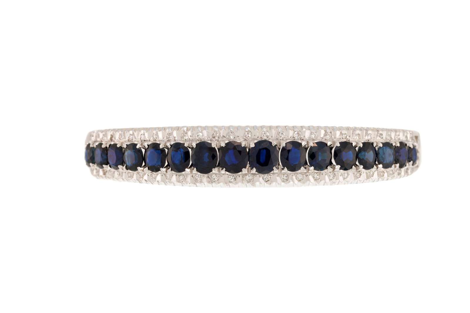 Bracelet rigide or gris 750 serti d'une ligne de saphirs ovales épaulée de diamants taille: Bracelet rigide or gris 750 serti d'une ligne de saphirs ovales épaulée de diamants taille 8/8, circ. 16.4 cm, 28g Condition Monture: Bon à très bon état de conservation g