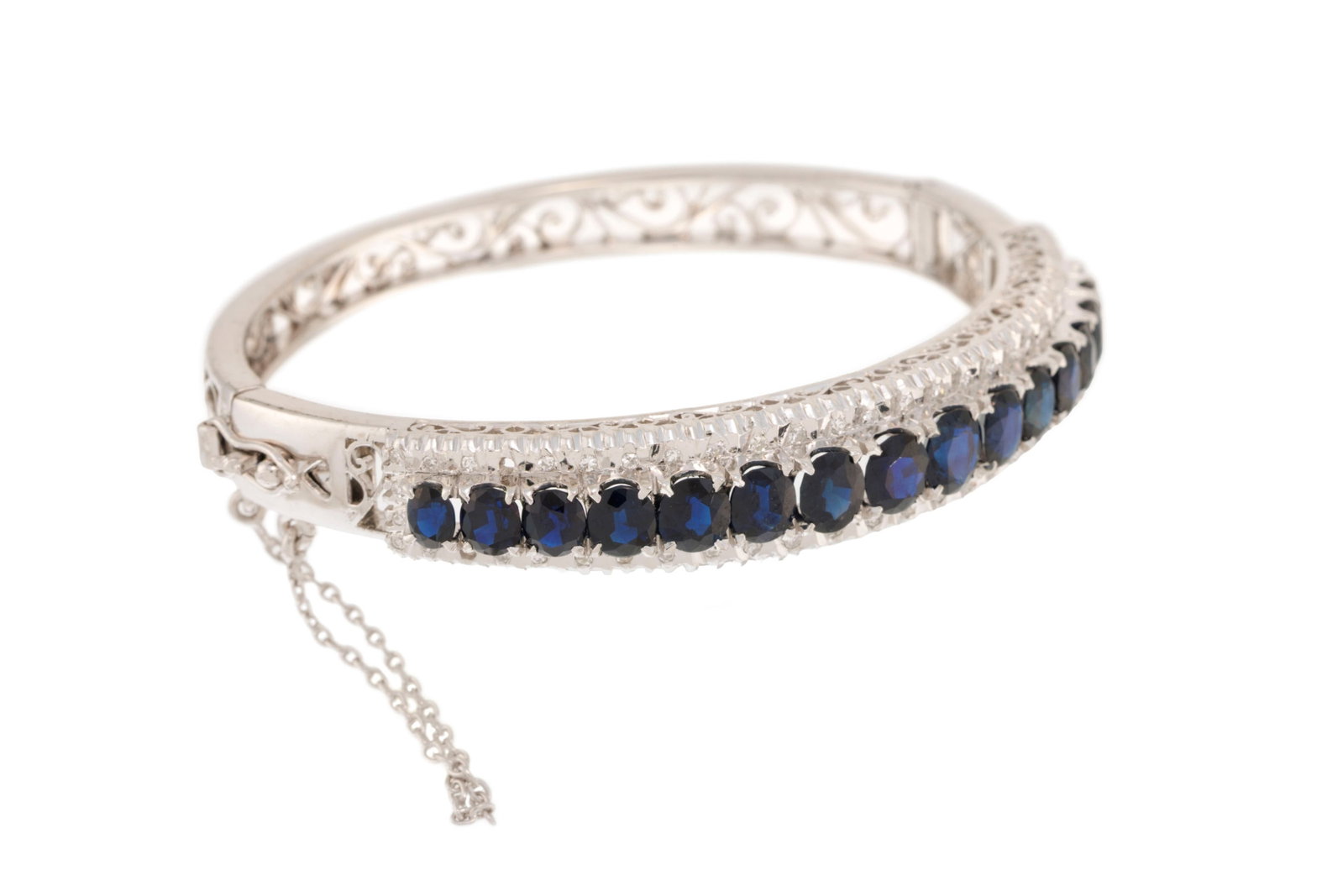 Bracelet rigide or gris 750 serti d'une ligne de saphirs ovales épaulée de diamants taille - 2